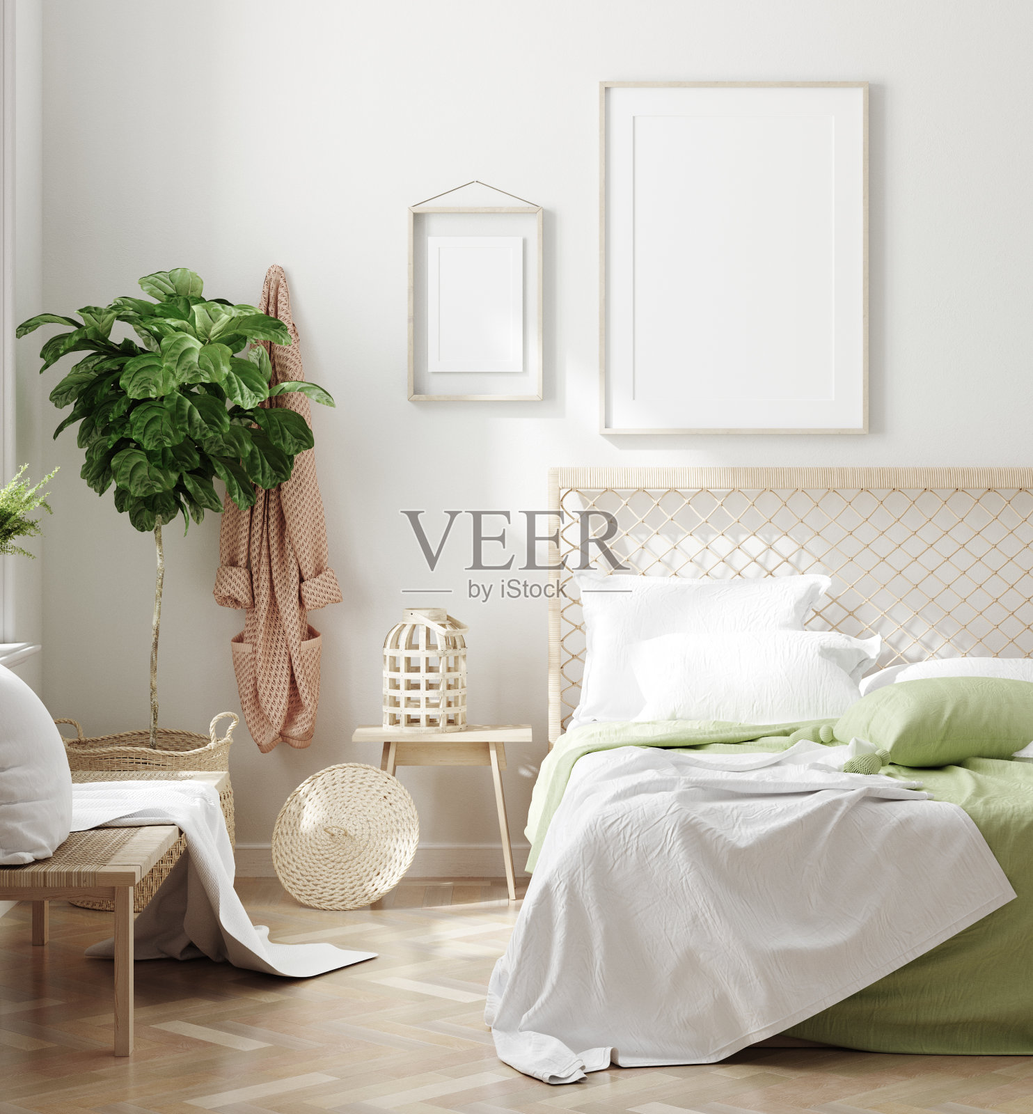 斯堪的纳维亚风格的白色新鲜卧室内部与模型框架在墙上照片摄影图片