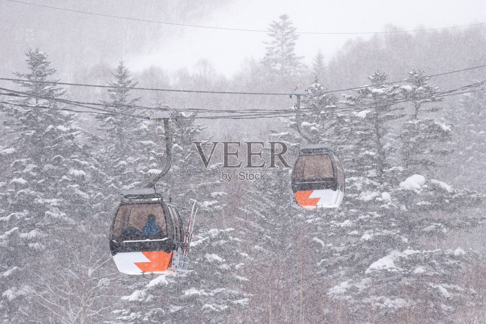 日本雪地里的橙色滑雪缆车照片摄影图片