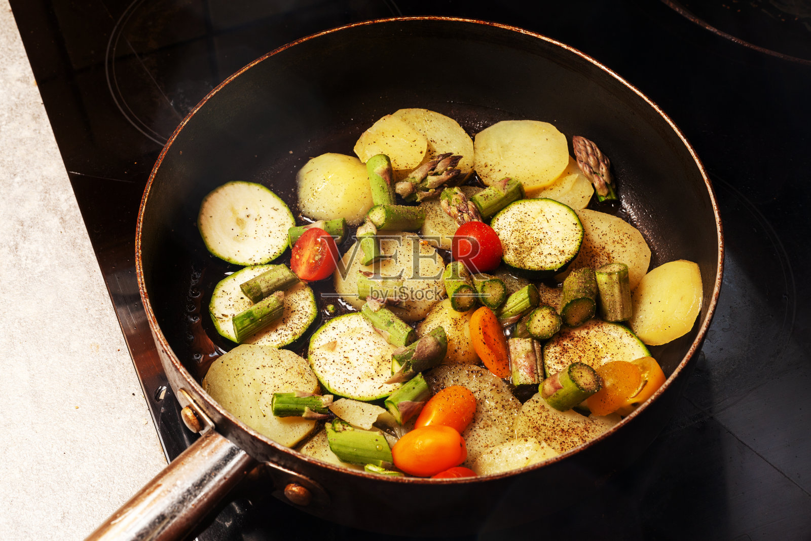 彩色地中海蔬菜锅照片摄影图片