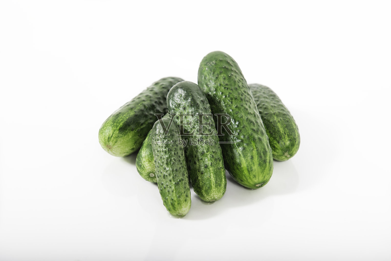 白色背景上的一组新鲜的绿色泡菜黄瓜照片摄影图片