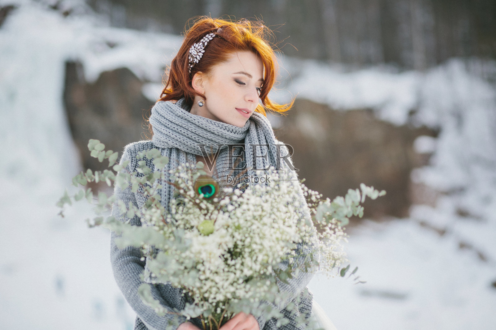 一个女孩的肖像穿着冬天的形象的新娘。背景冬天的山脉和森林照片摄影图片