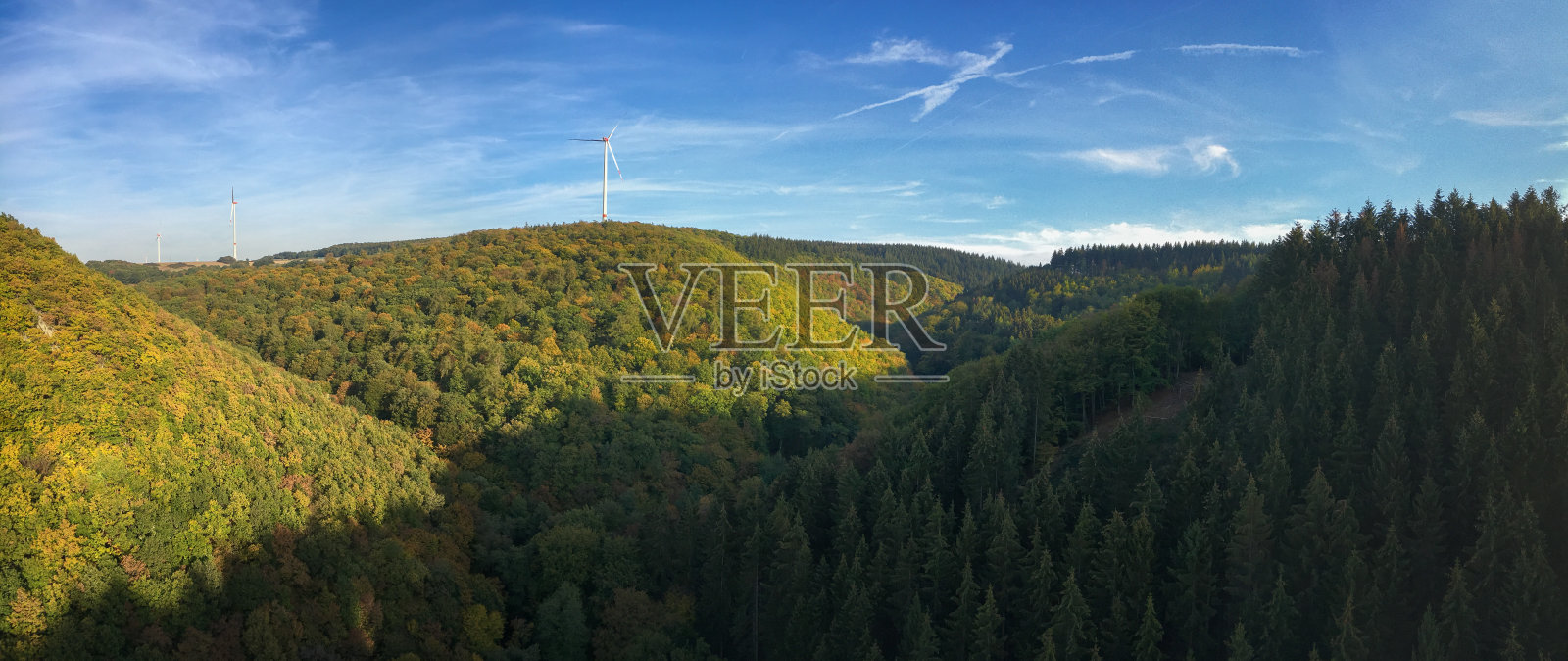 风景优美的Hunsrück森林与三个风力涡轮机照片摄影图片