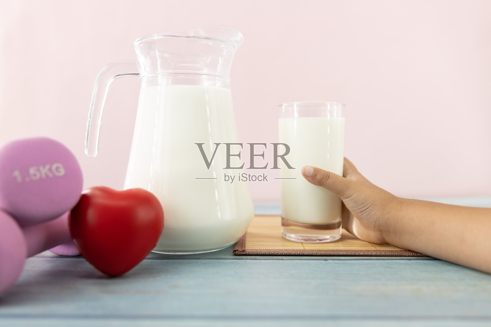 玻璃牛奶和哑铃运动或锻炼，良好的健康理念。照片摄影图片