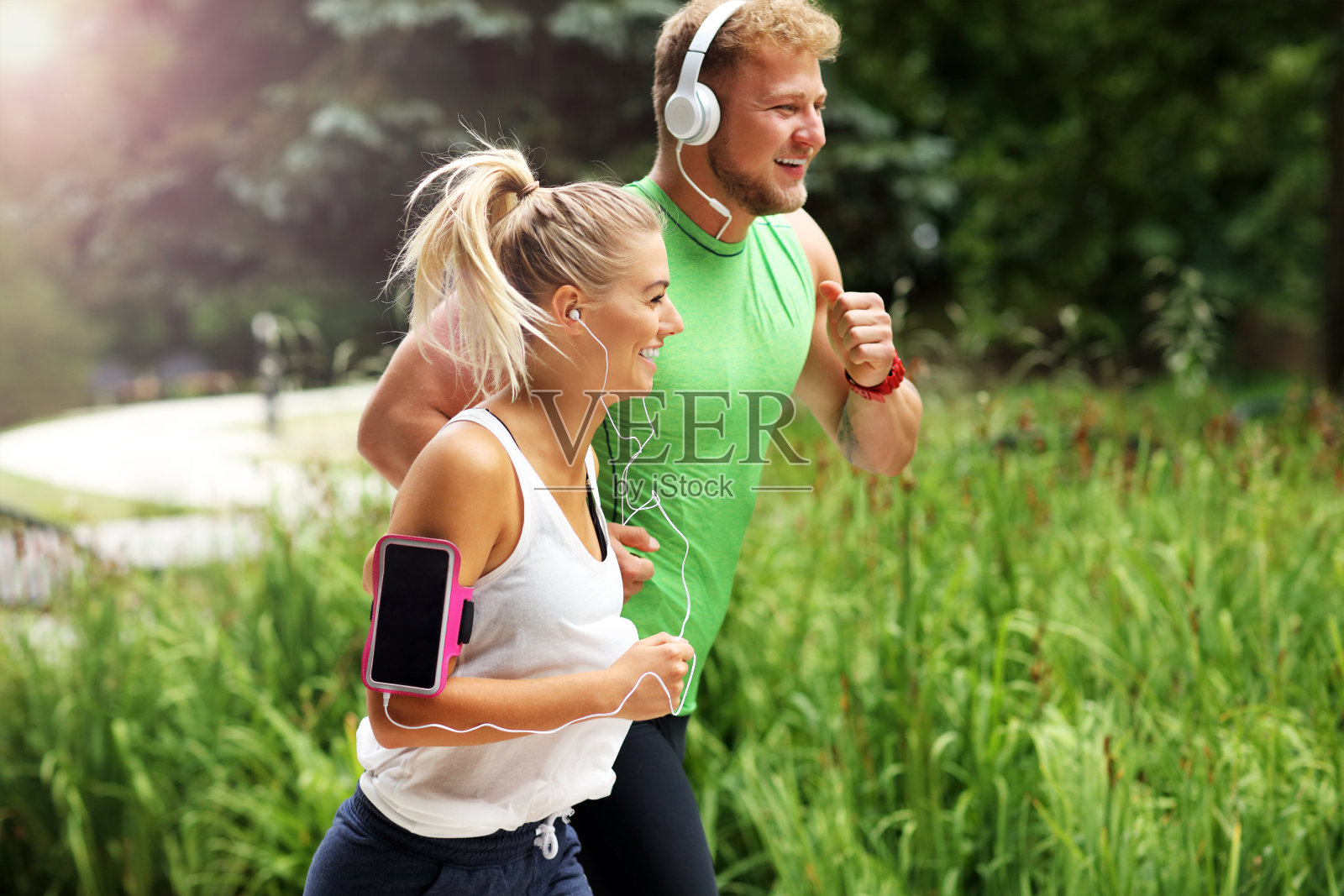一对年轻夫妇在公园里慢跑照片摄影图片