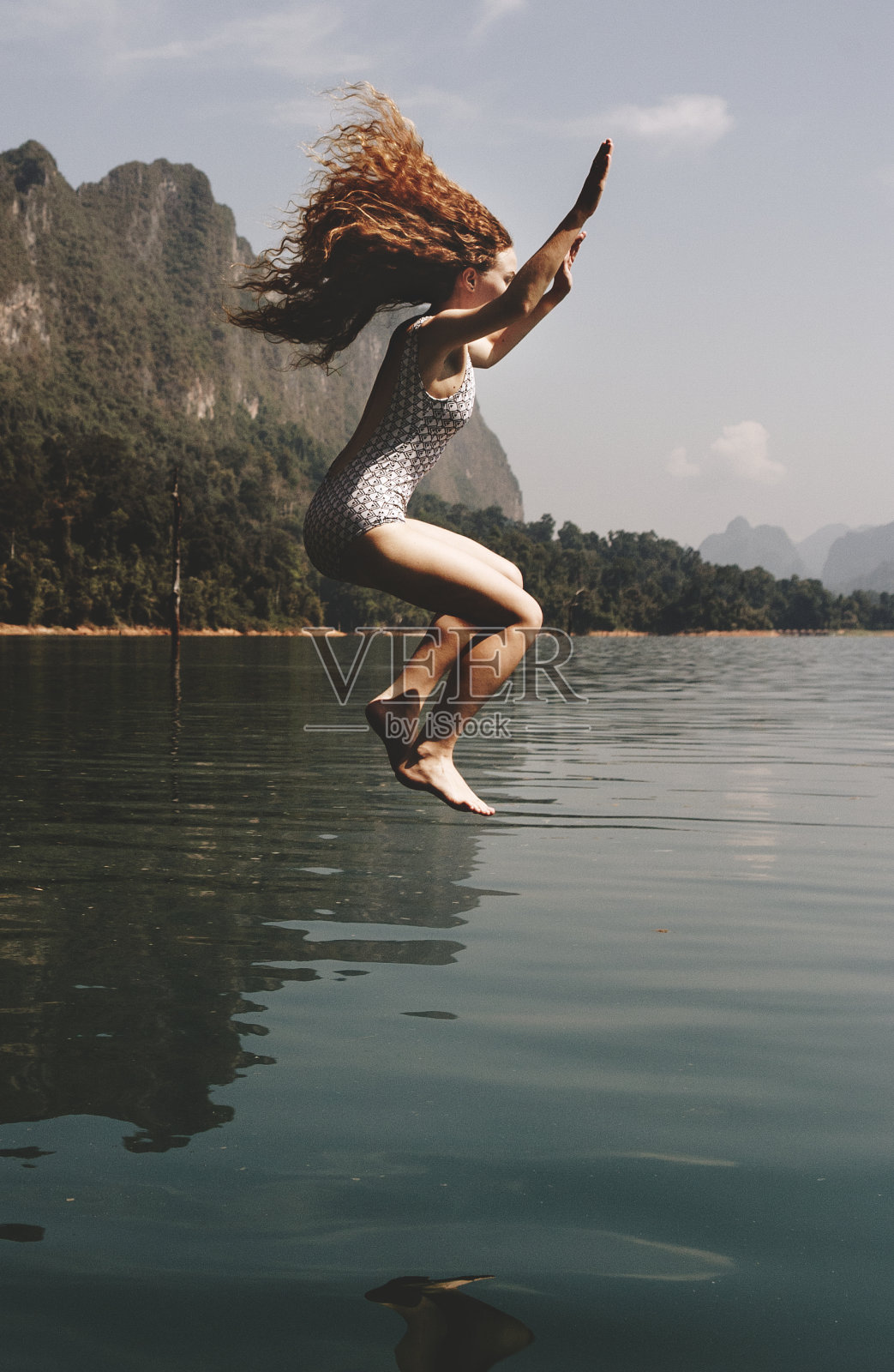 女人跳进水里照片摄影图片