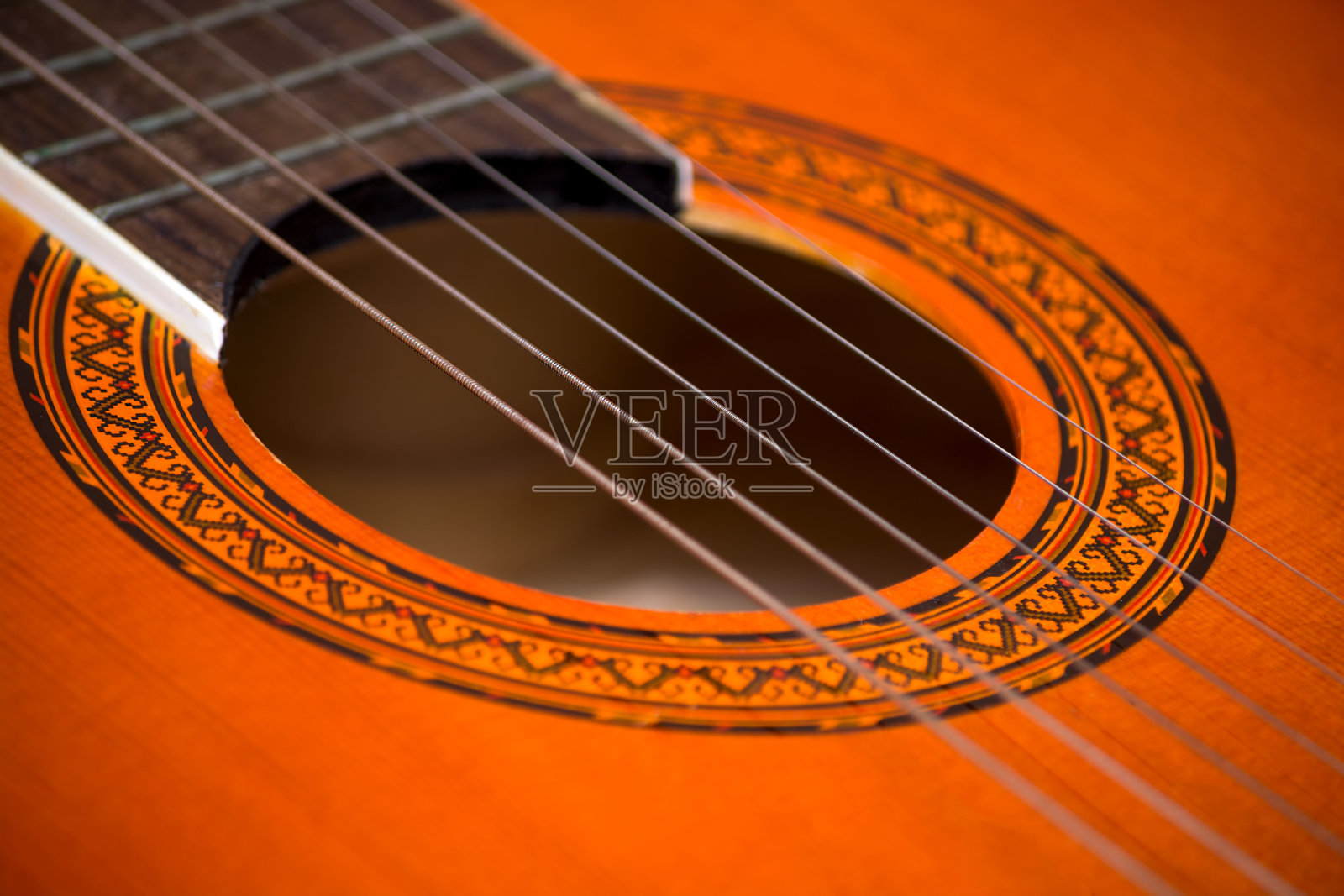 玫瑰和弦的一个原声吉他近距离。古典西班牙吉他。照片摄影图片