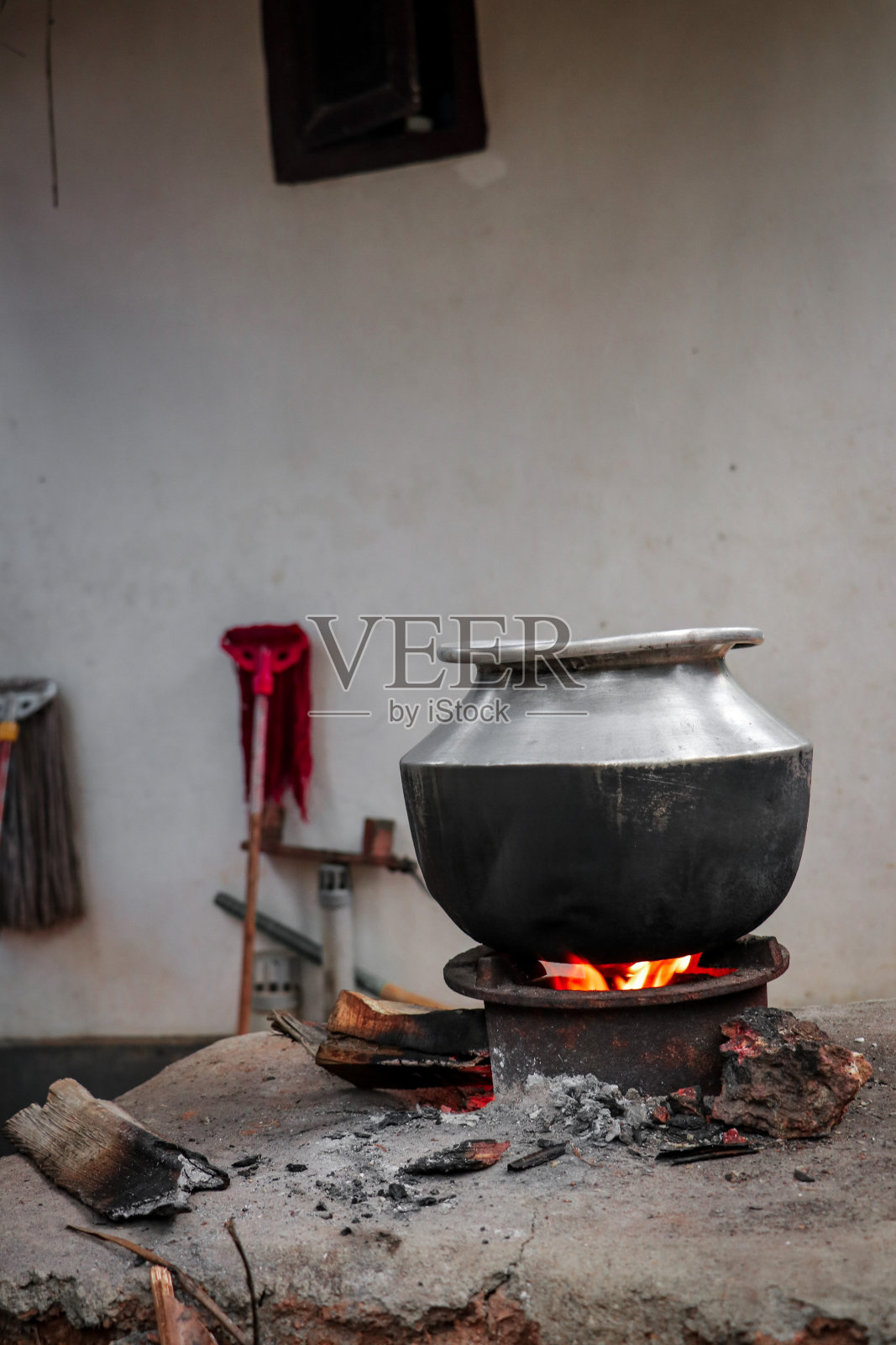 沸腾的锅在火上。照片摄影图片