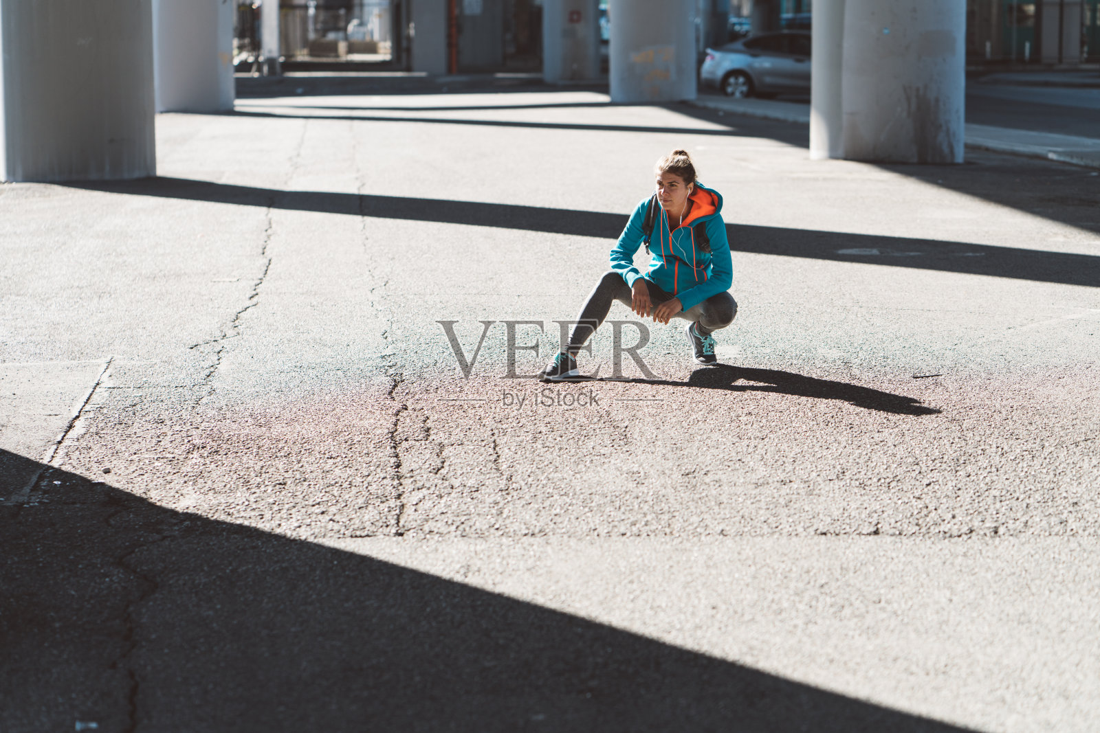 女跑步者在街上休息照片摄影图片
