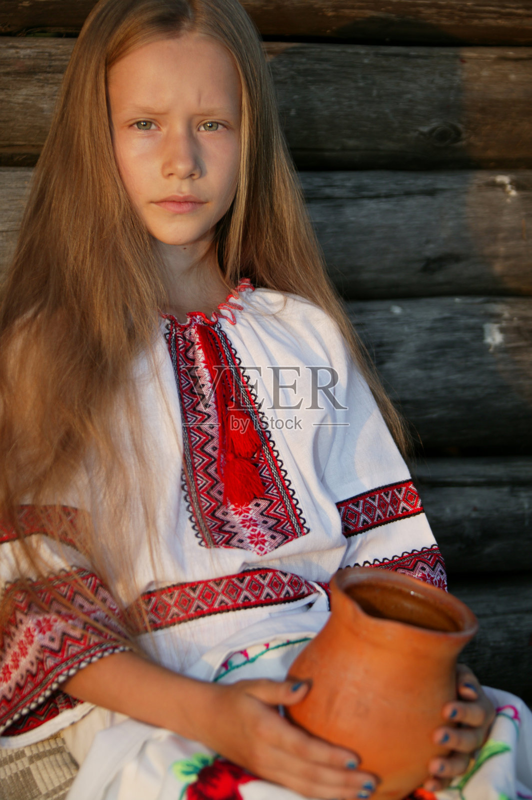 斯拉夫女孩，穿着绣花衬衫和陶罐。乌克兰女孩。穿着民族服装的金发女郎。照片摄影图片