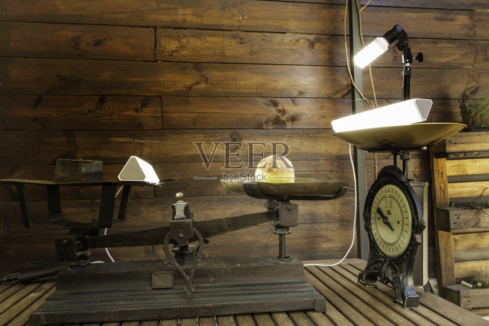 在一个烹饪照片拍摄期间，在工作室里用木制背景在复古的木琴和鳞片上安装照明照片摄影图片