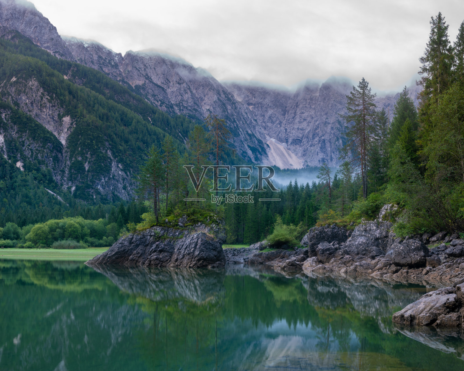 意大利朱利安阿尔卑斯山的富辛湖，美丽的早晨照片摄影图片