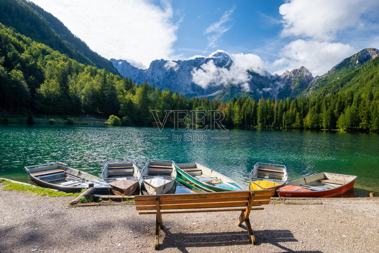 意大利朱利安阿尔卑斯山的富辛湖，美丽的早晨照片摄影图片