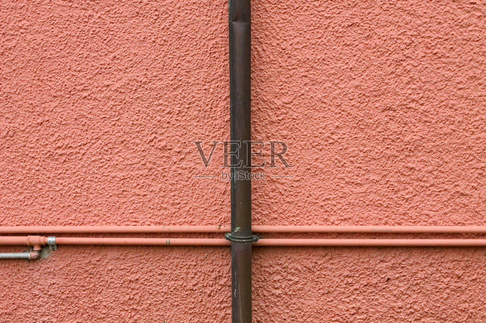 夹紧小管子的粉色墙(意大利，佩萨罗，欧洲)照片摄影图片
