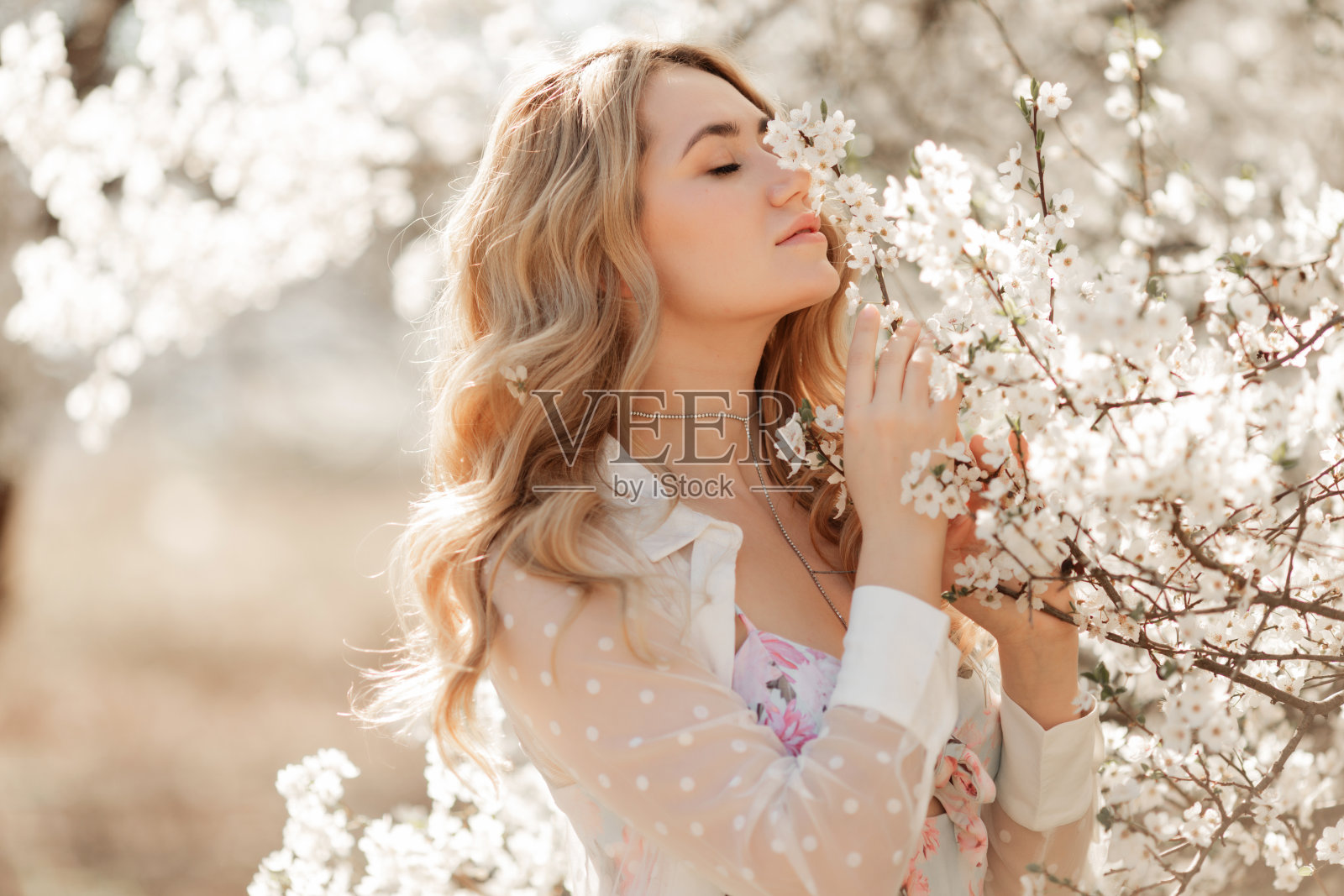 美丽的自然女子肖像在盛开的樱花树的花园里照片摄影图片