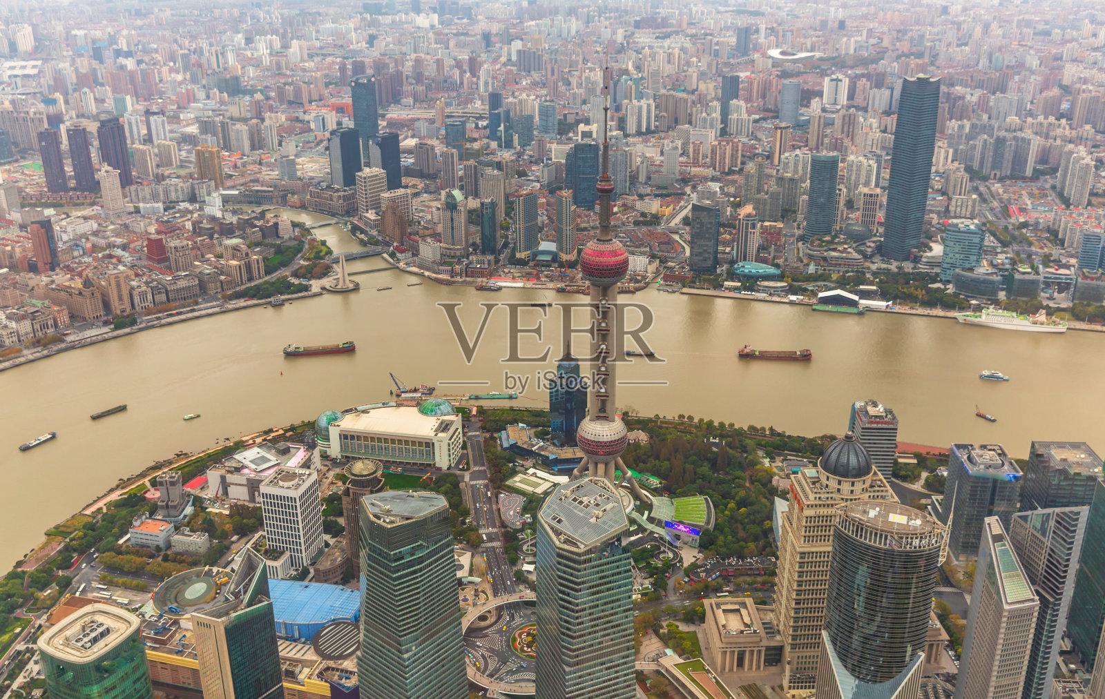 上海城市天际线，可以看到浦东和黄浦江的摩天大楼。上海,中国。照片摄影图片