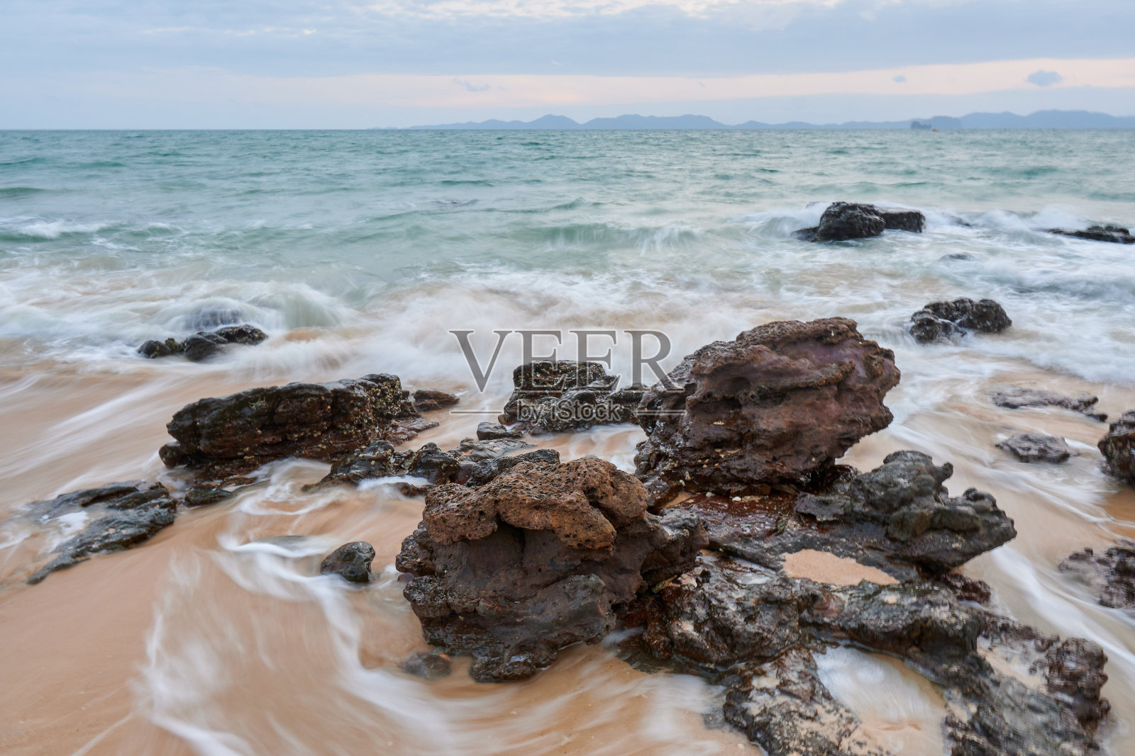 波浪海边岩石照片摄影图片