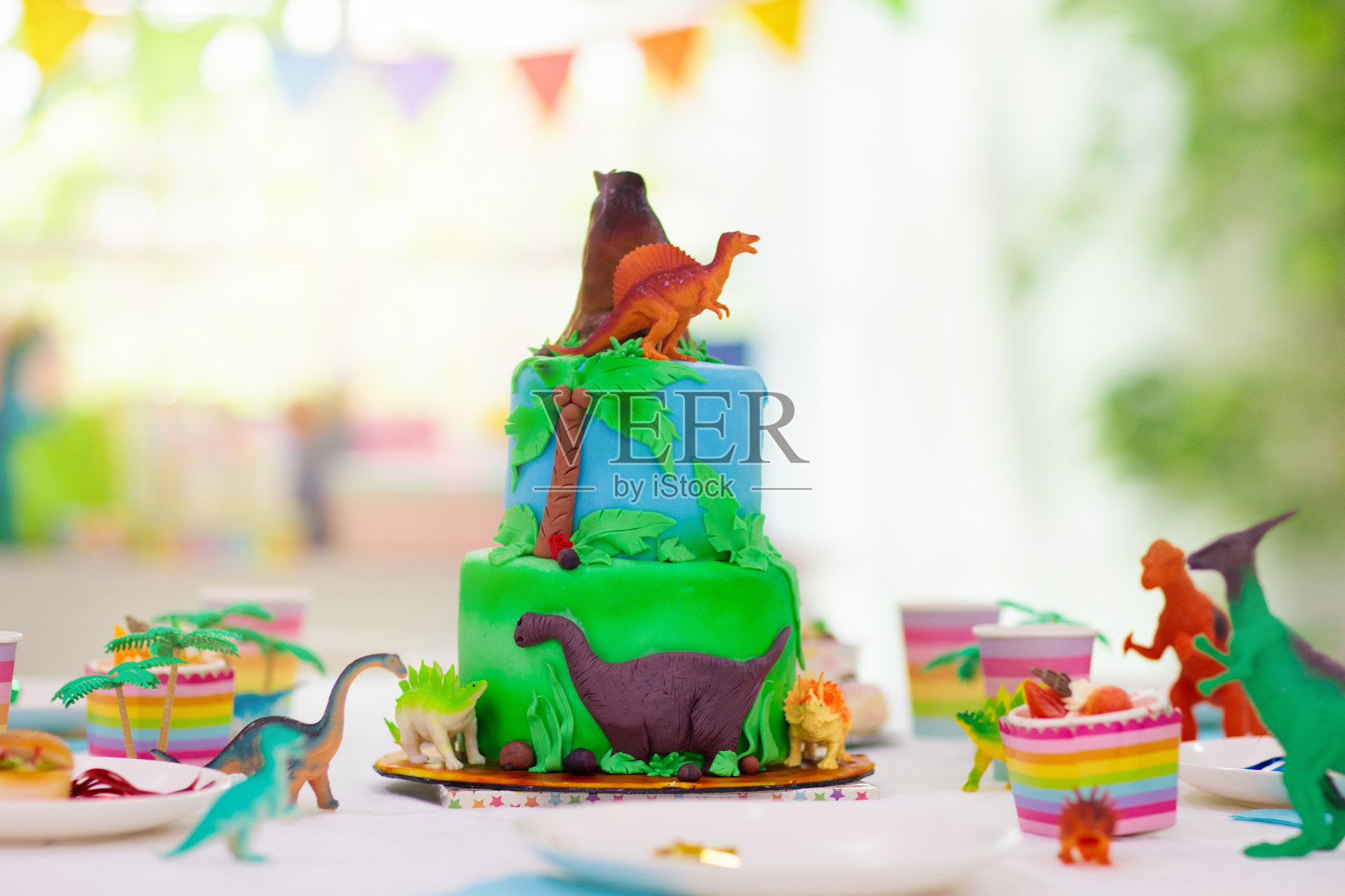 孩子的生日聚会。恐龙主题蛋糕。照片摄影图片
