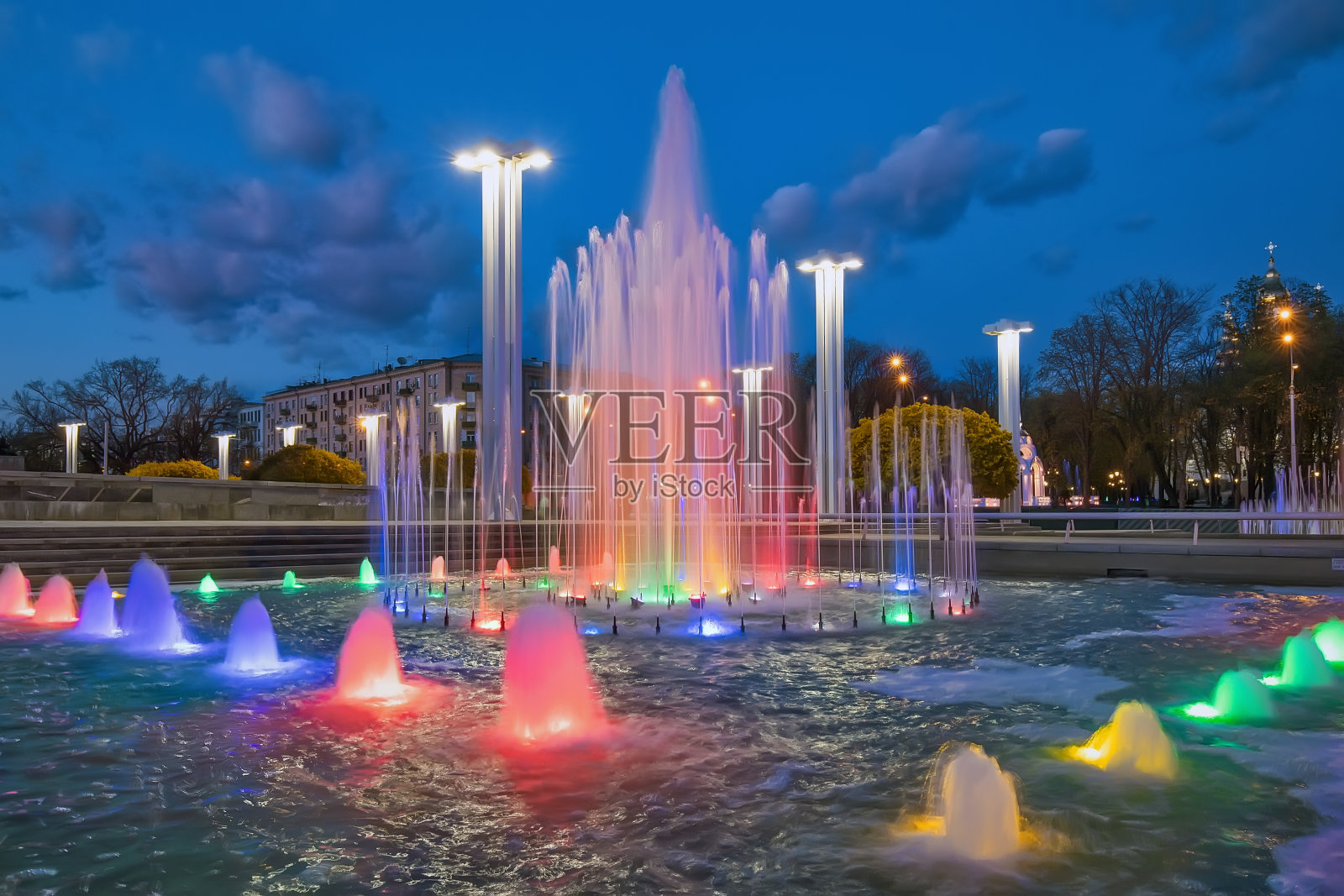 五颜六色的灯光喷泉，哈尔科夫，乌克兰。城市户外背景。照片摄影图片