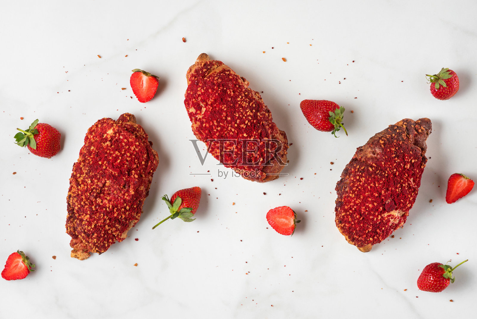 白色大理石背景上的浆果果酱和新鲜草莓牛角面包。俯视图照片摄影图片