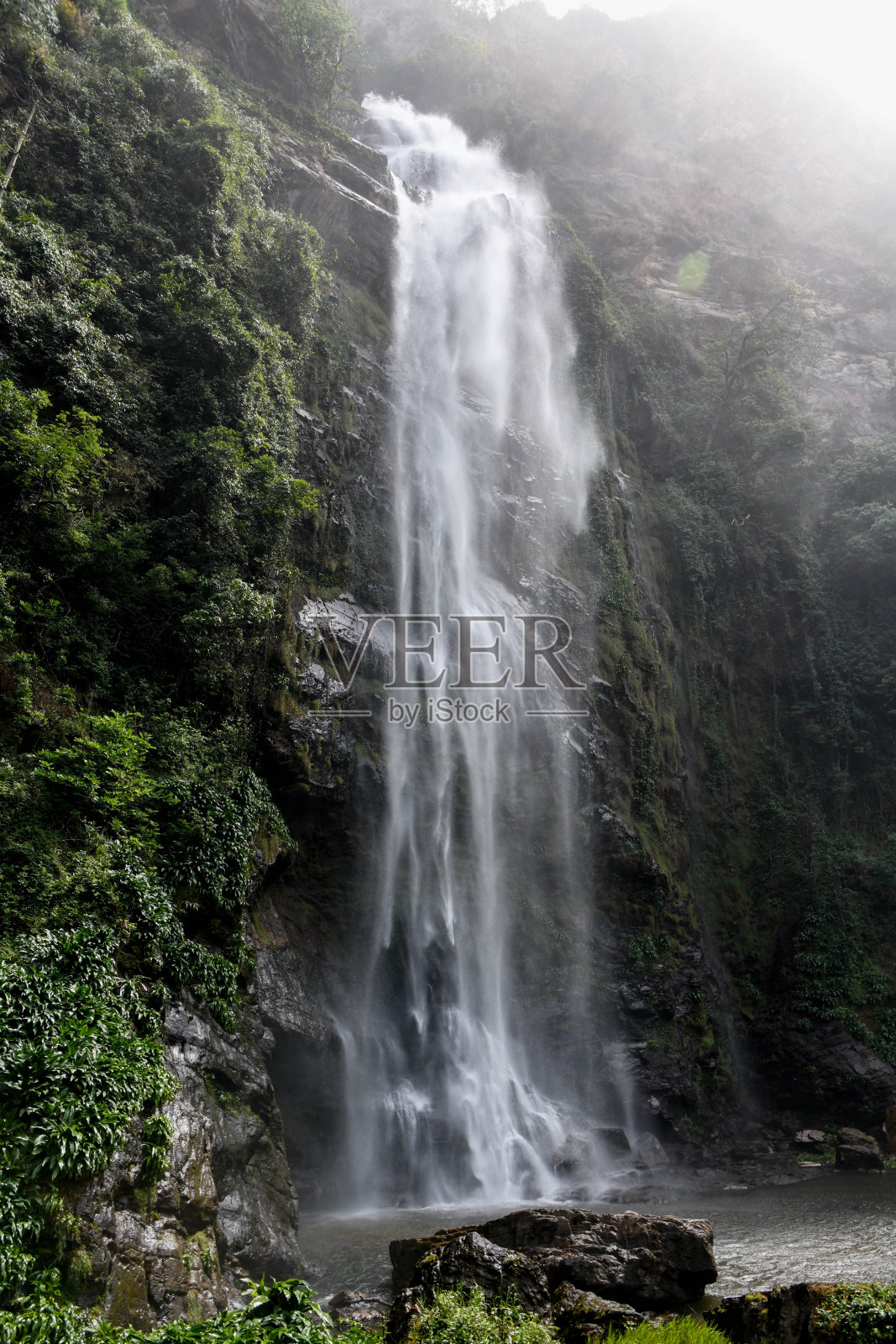 Wli瀑布在加纳的山脉中间。照片摄影图片
