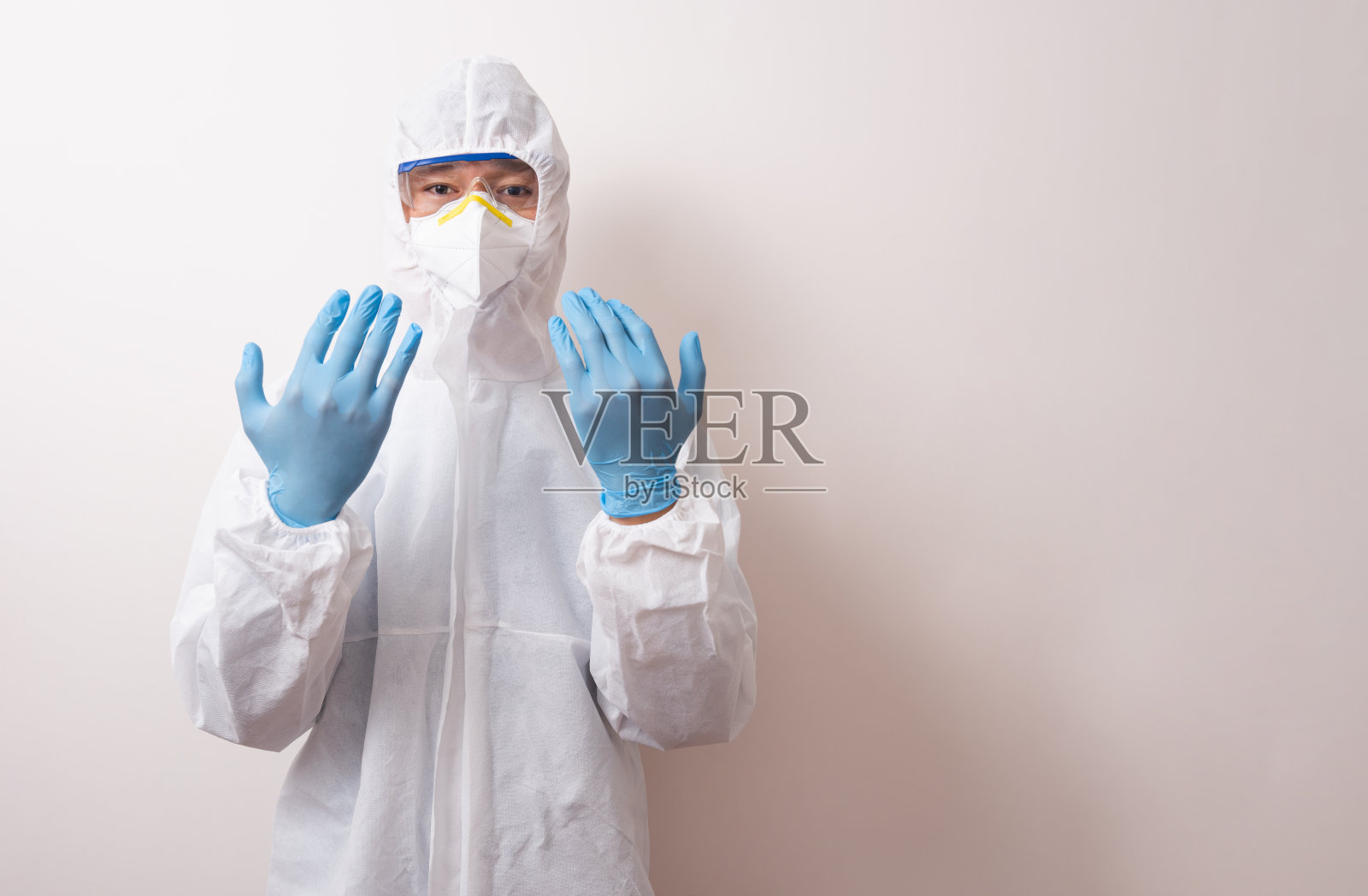 男医生穿着医用防护服和橡胶手套照片摄影图片