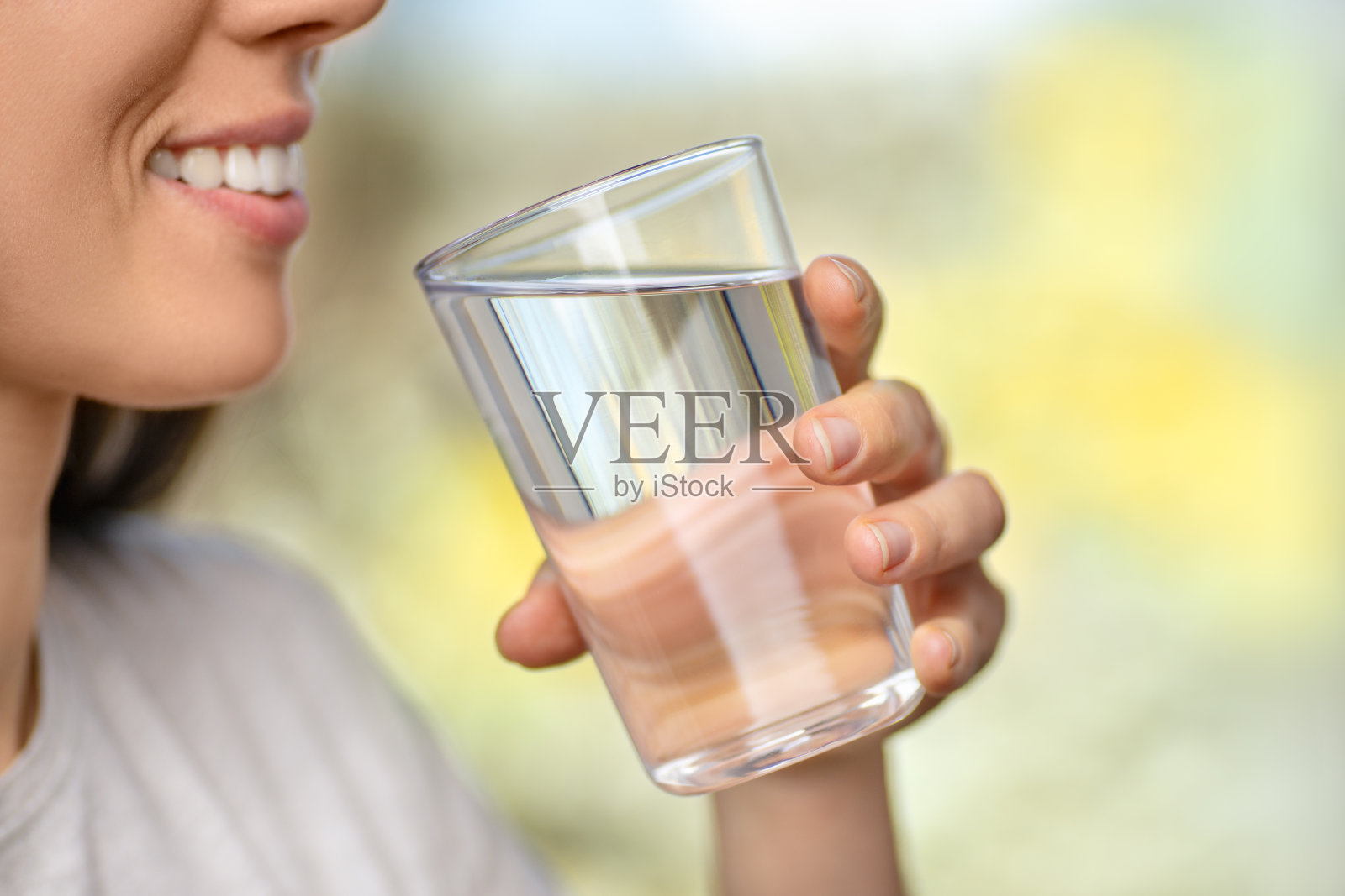 女人喝的水照片摄影图片