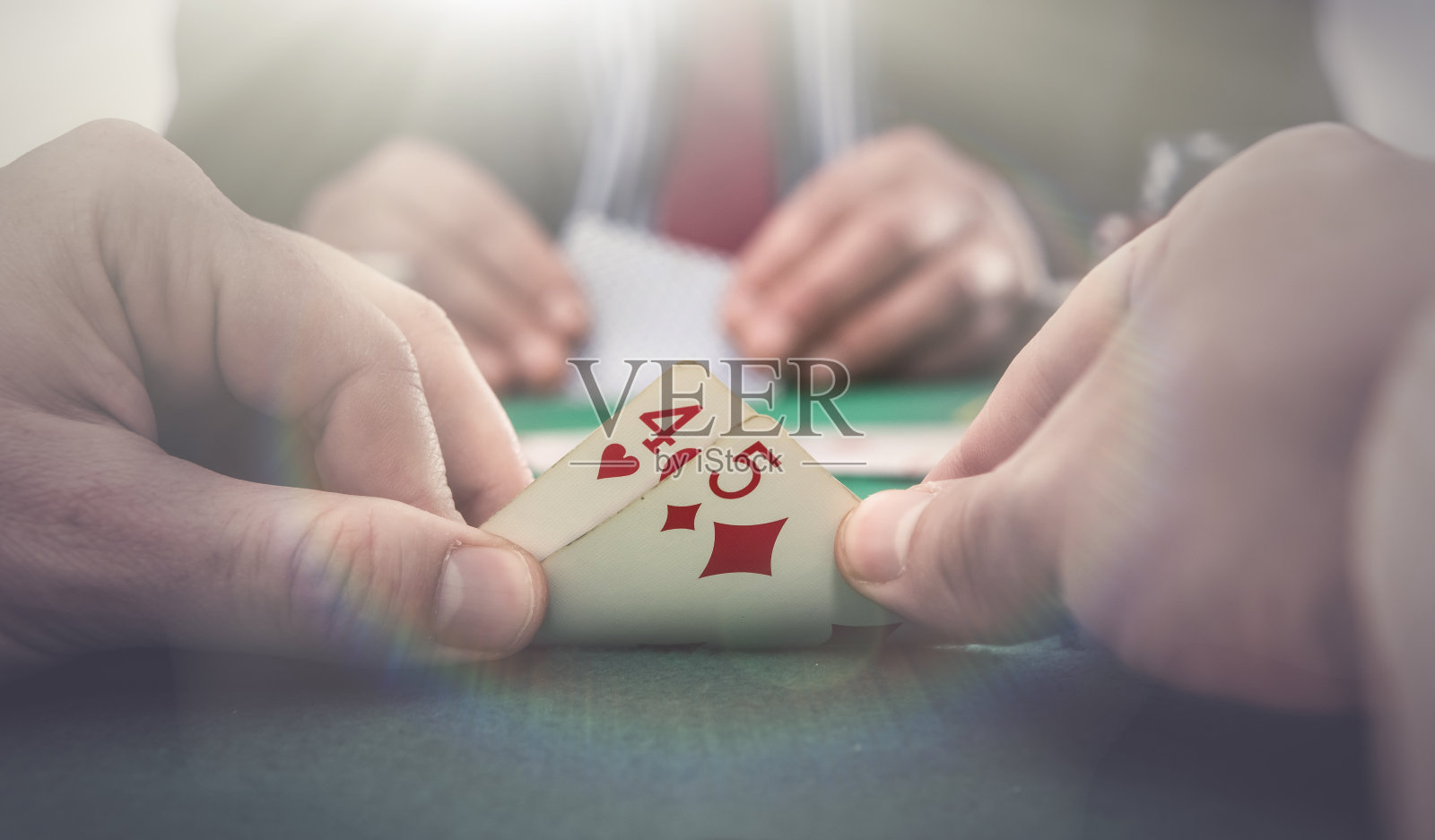 人们在赌场玩扑克和筹码在绿色的桌子上照片摄影图片