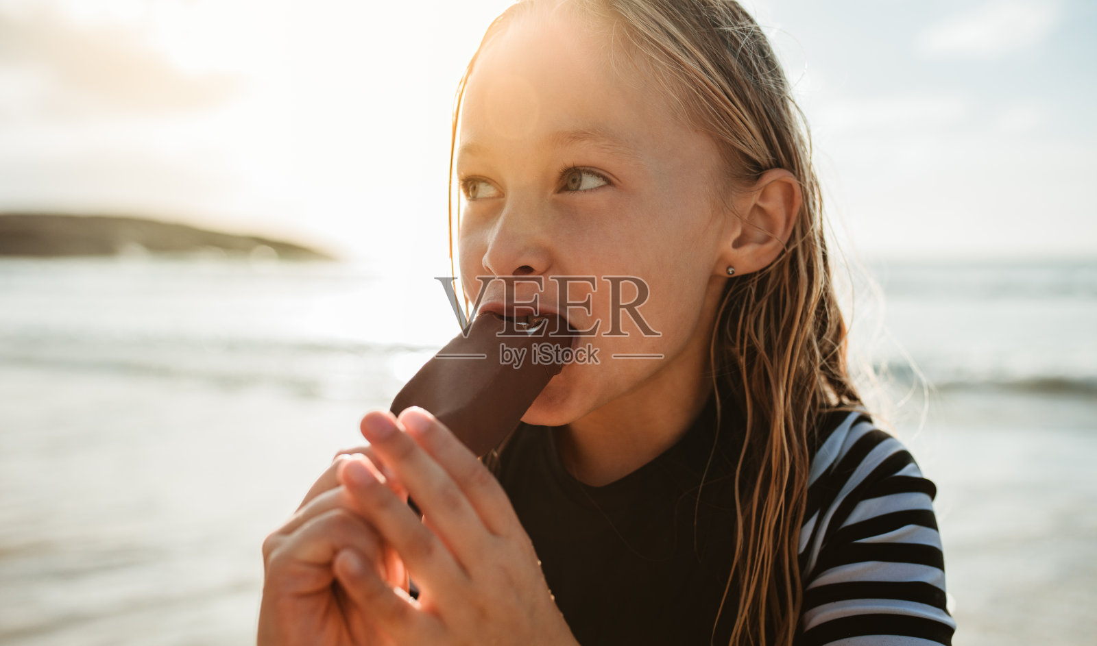 在海滩上吃冰淇淋的女孩照片摄影图片