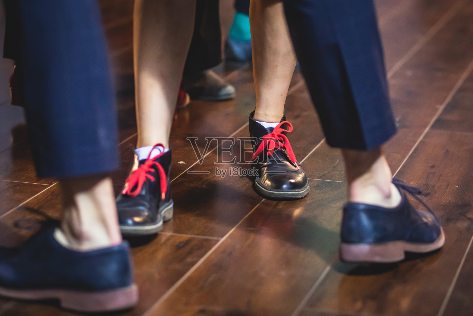 舞鞋的年轻夫妇跳舞复古爵士摇摆舞舞厅俱乐部的木地板，近距离观看鞋，女性和男性，舞蹈课照片摄影图片