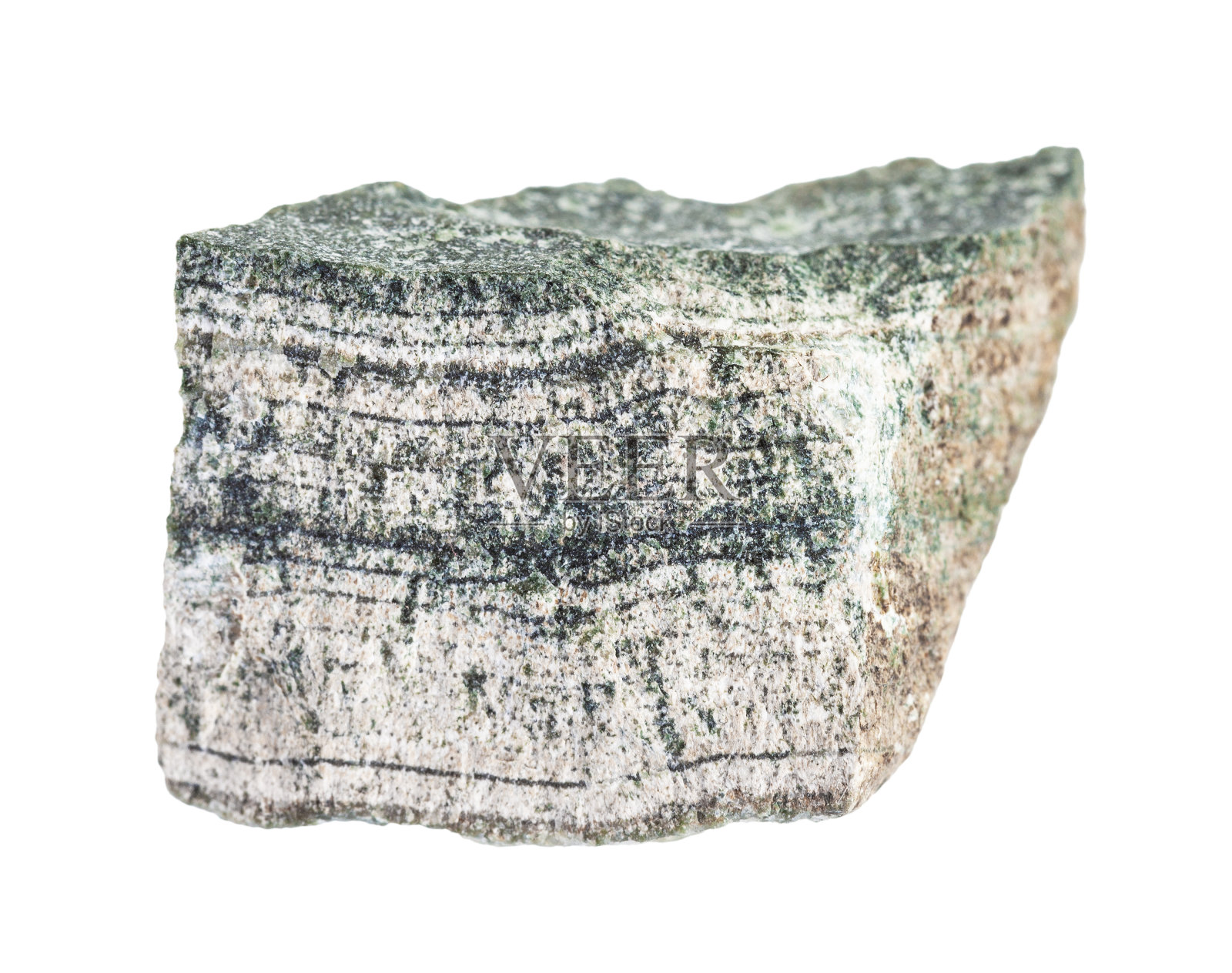 从地质采集的天然矿物样品的特写-一块原始夕卡岩孤立在白色背景上照片摄影图片