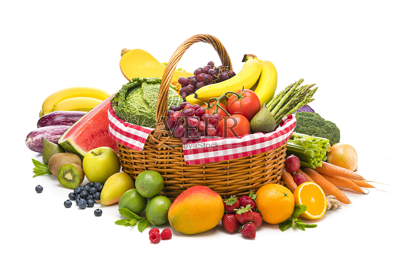 篮子里的水果和蔬菜孤立在白色的背景上照片摄影图片