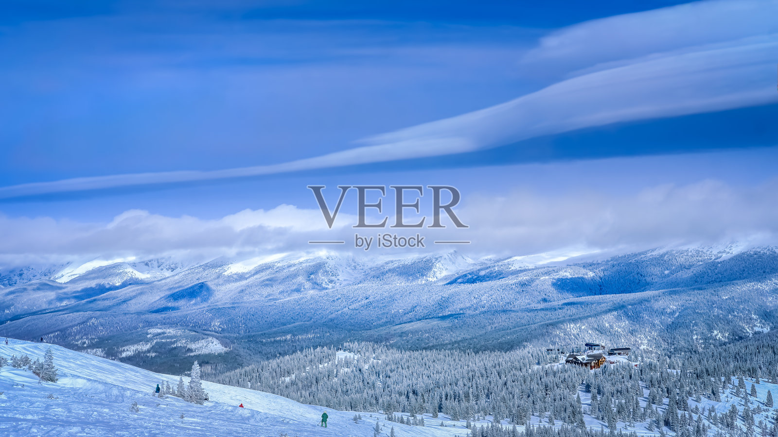 冬季的科罗拉多州，美国，滑雪胜地与戏剧性的云照片摄影图片
