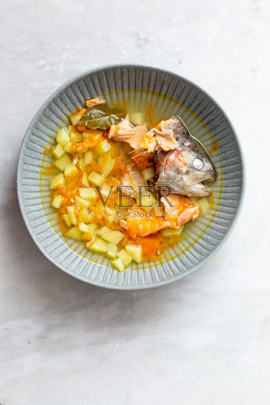 俯视图的传统芬兰汤鲑鱼，胡萝卜和土豆照片摄影图片