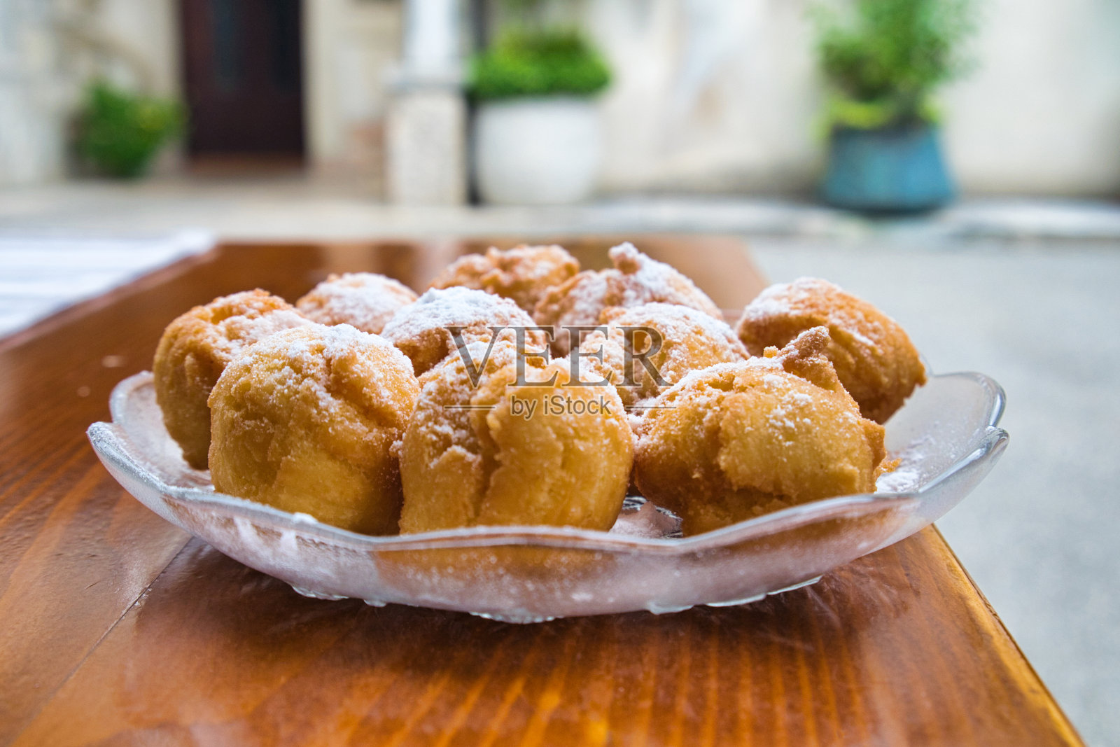 Fritule是克罗地亚的一种小油炸甜甜圈，在克罗地亚很受欢迎，尤其是在圣诞节期间。照片摄影图片
