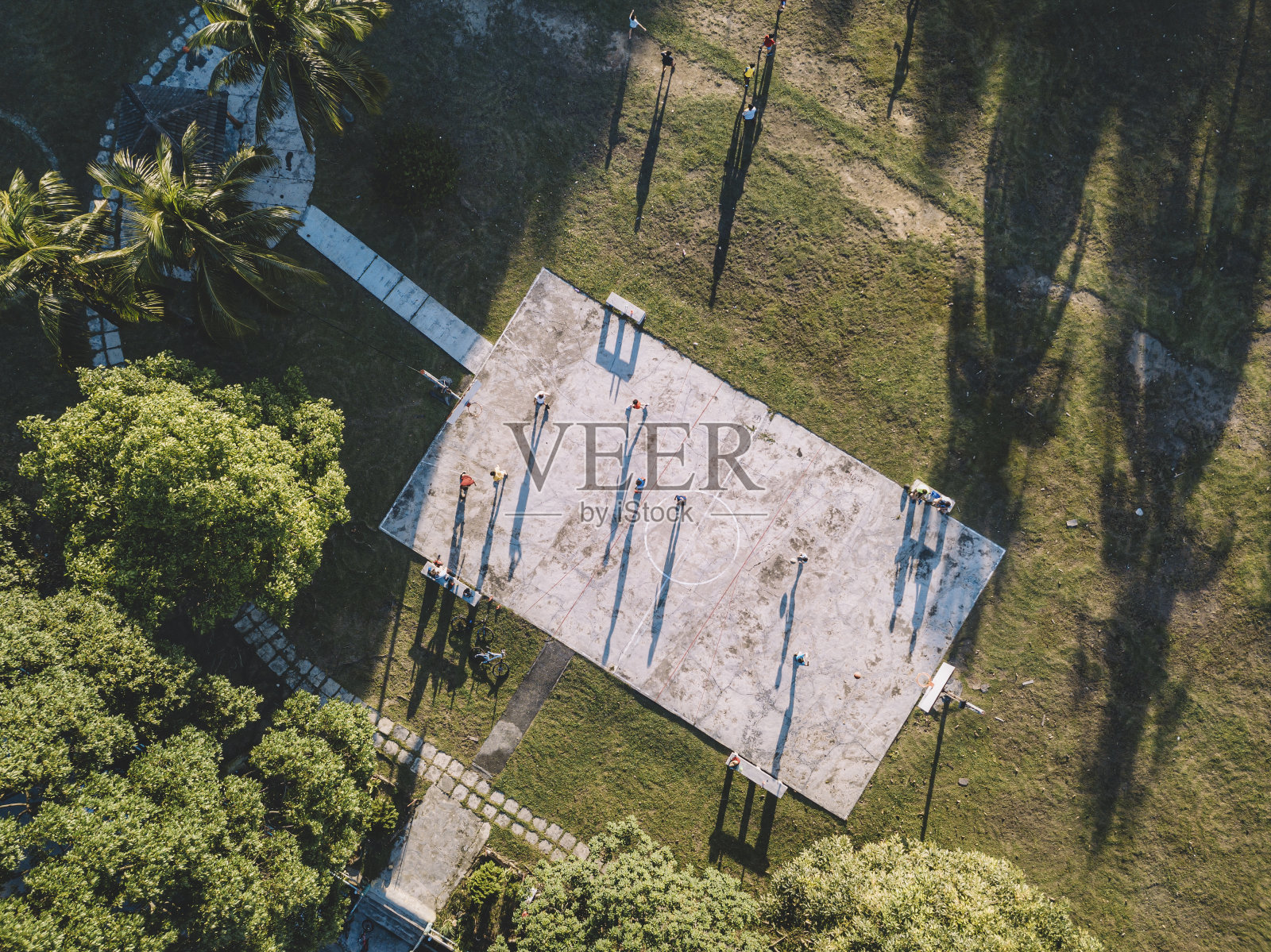 一架无人机拍摄的马来西亚吉隆坡kepong公园上空的住宅楼正在打篮球照片摄影图片
