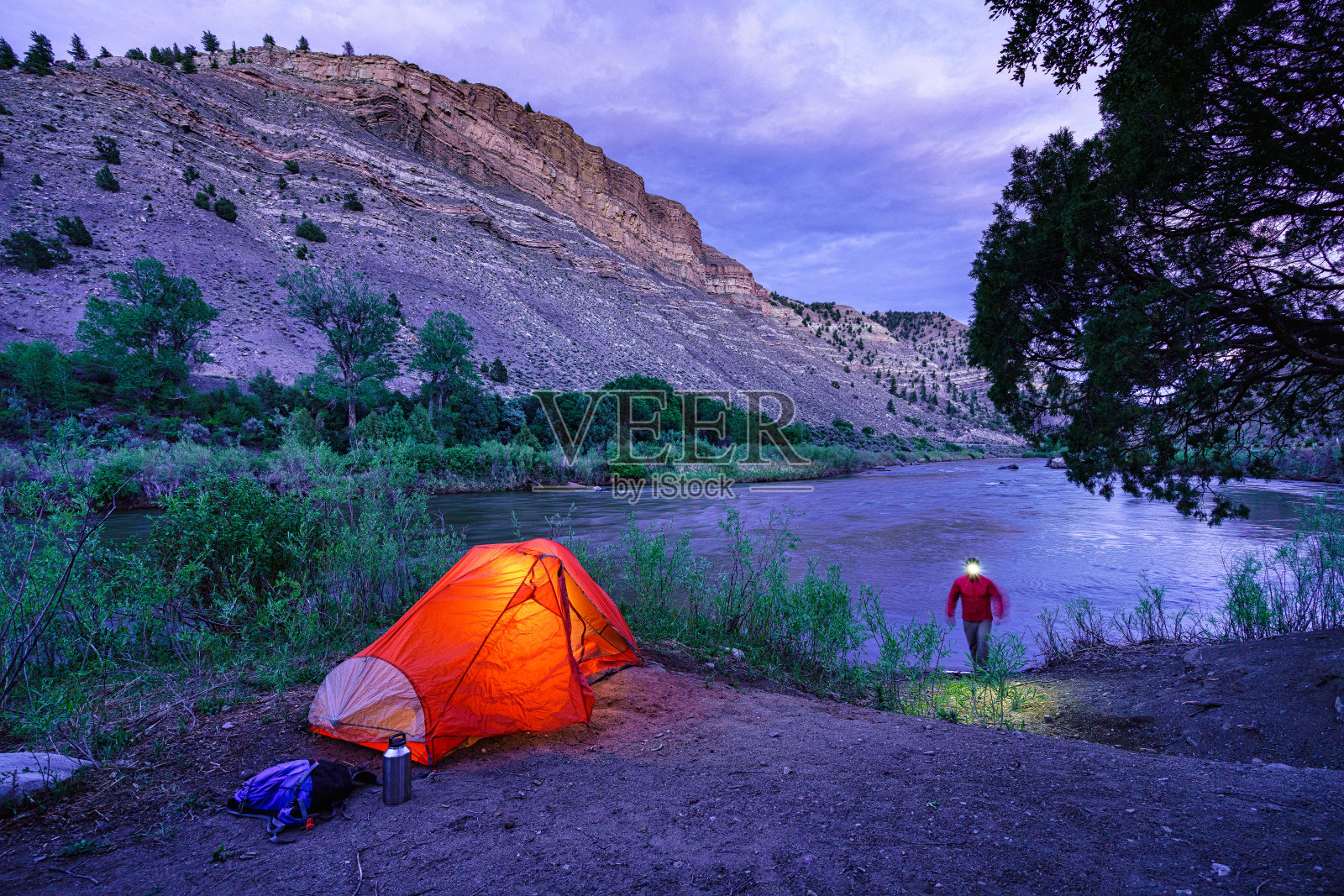 在科罗拉多河沿岸的风景峡谷露营帐篷照片摄影图片