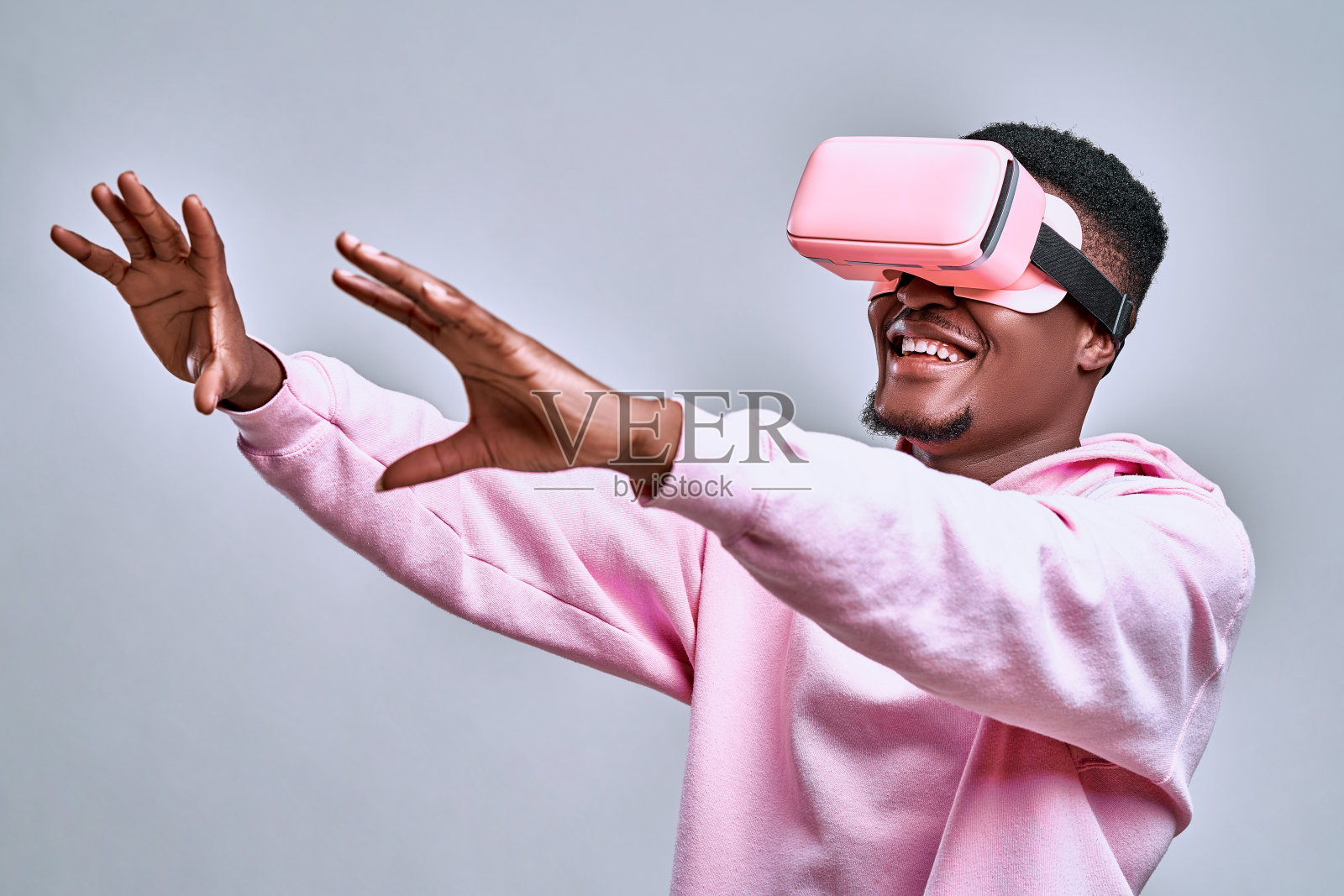 年轻的非洲裔美国人用眼镜玩虚拟现实游戏照片摄影图片