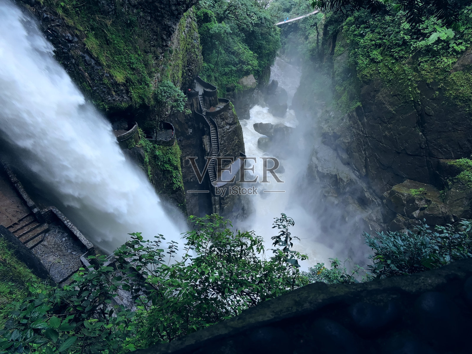 亚马逊雨林边缘的一个瀑布照片摄影图片
