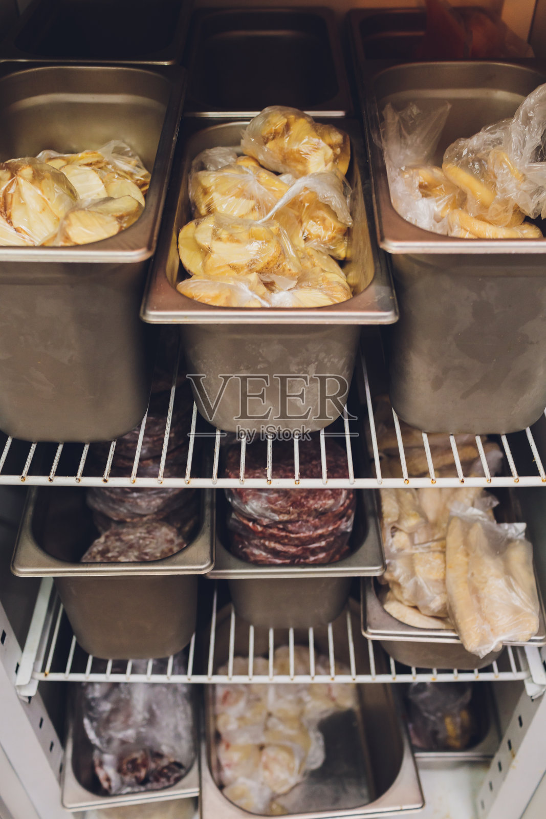 冷库冰箱与各种速冻食品钢坯储存餐厅。照片摄影图片