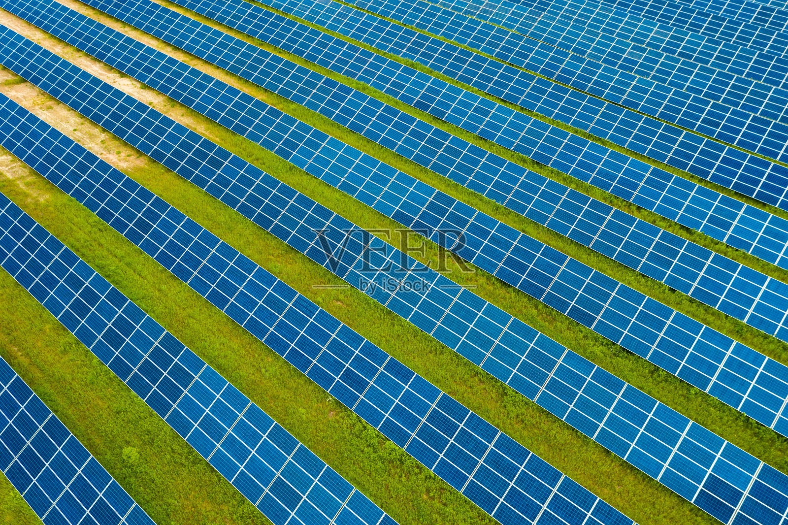 绿色领域的太阳能电池照片摄影图片