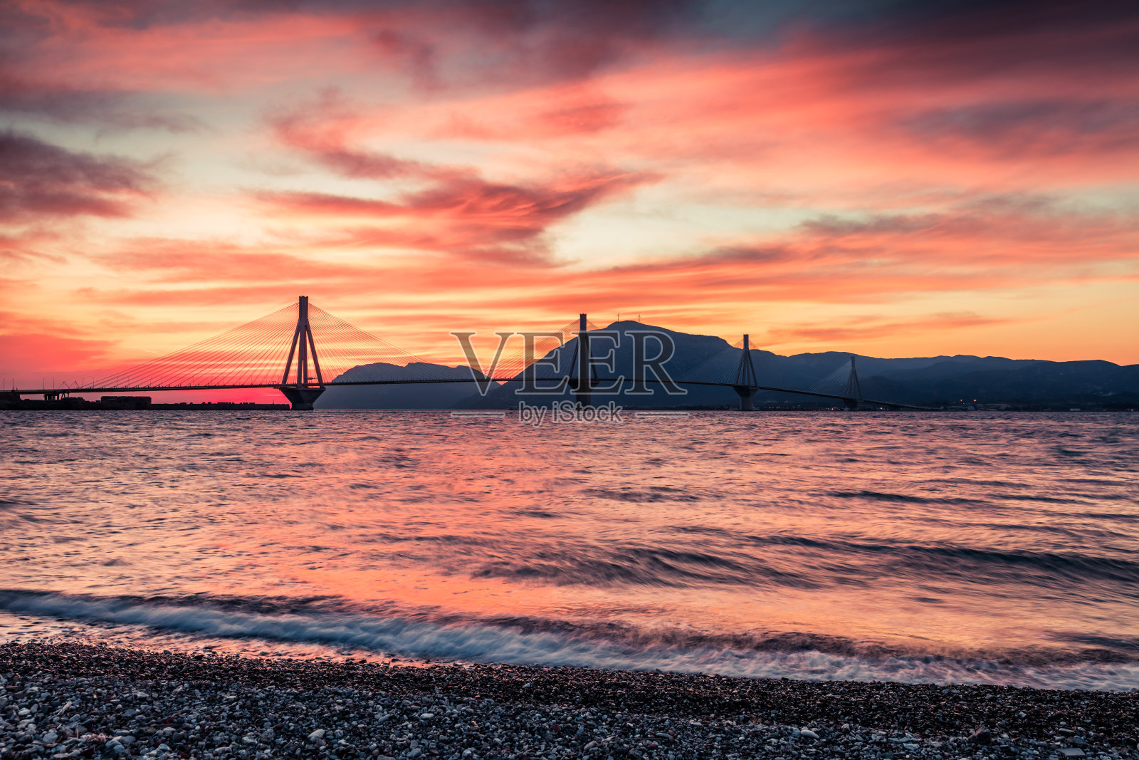 离子- antirion桥下的红色天空。欧洲希腊科林斯湾五彩缤纷的春景。美丽的乡村概念背景。美丽的乡村概念背景。照片摄影图片