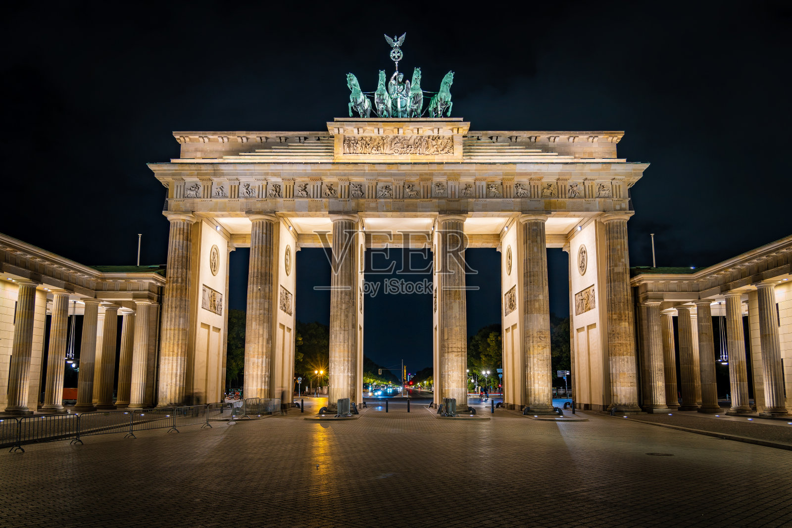德国柏林，历史地标勃兰登堡门之夜照片摄影图片
