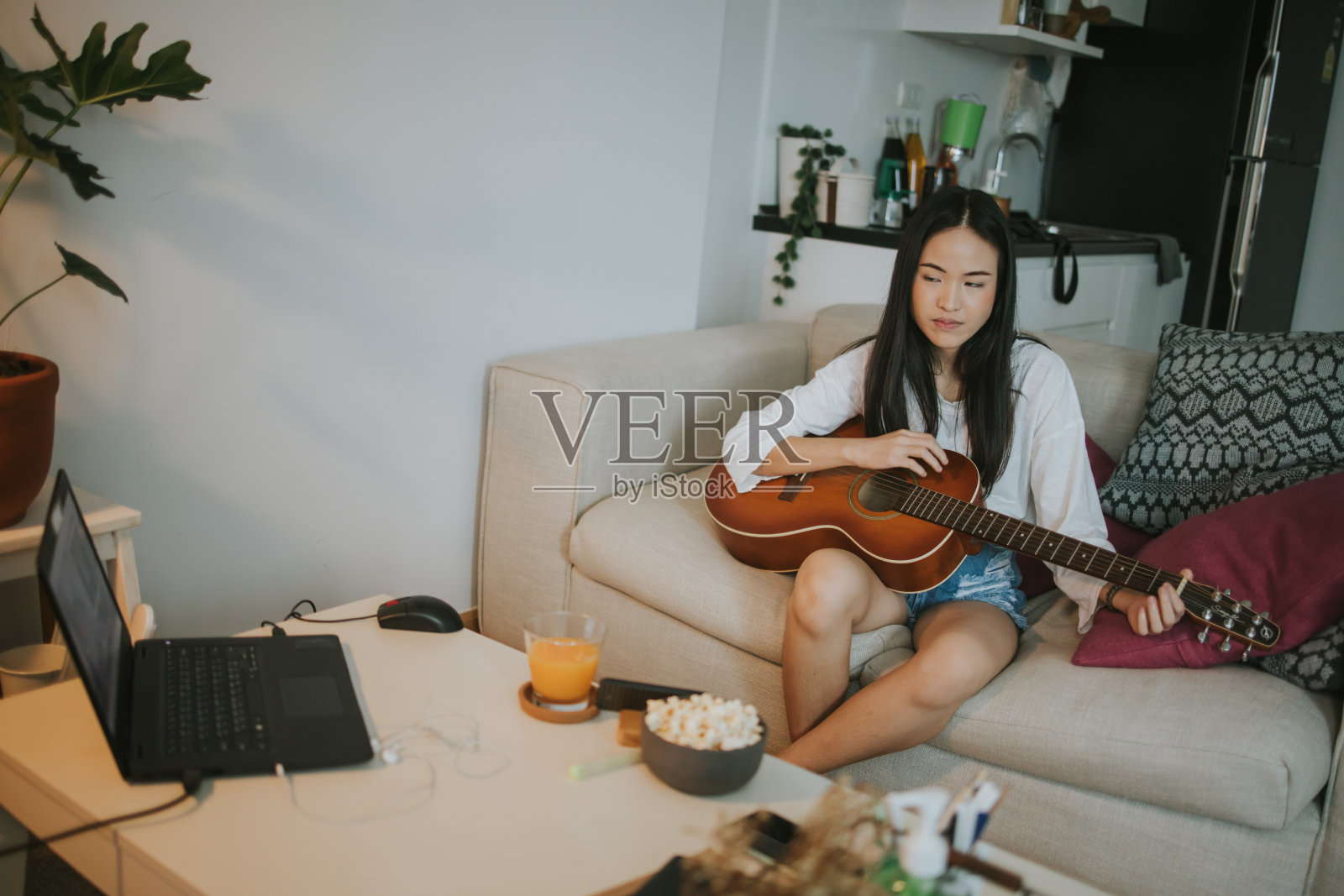 网上泰国女子喜欢在家弹吉他2照片摄影图片