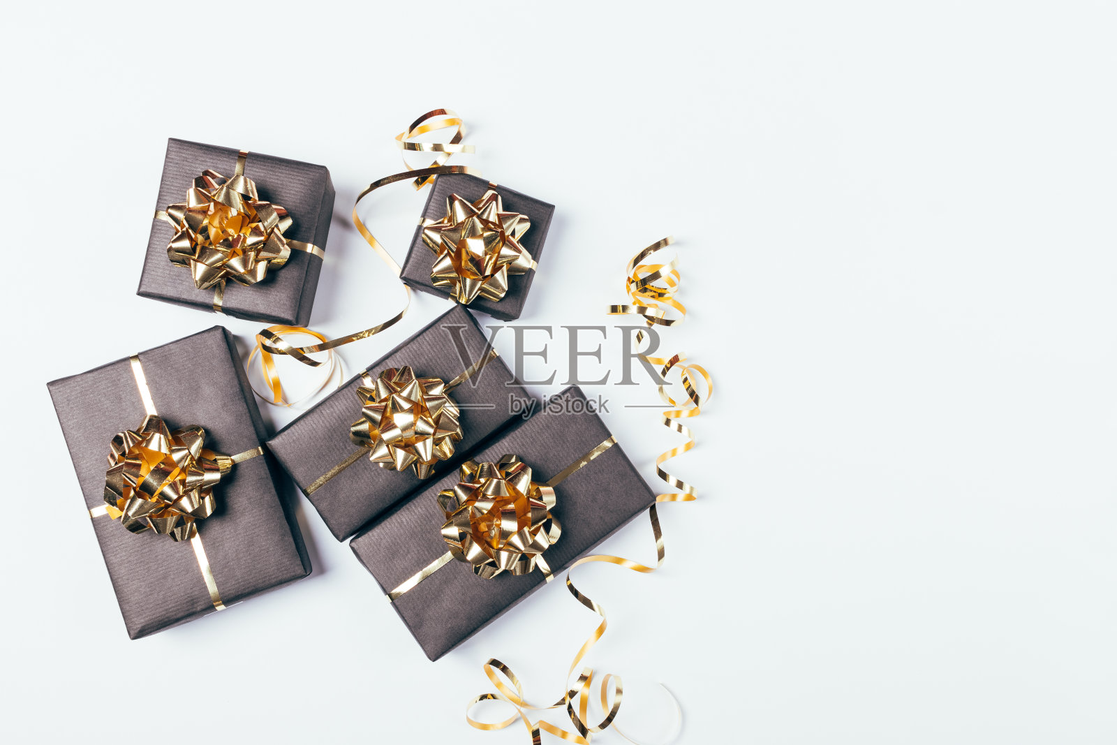 黑色节日礼盒，配有金色的蝴蝶结和丝带照片摄影图片