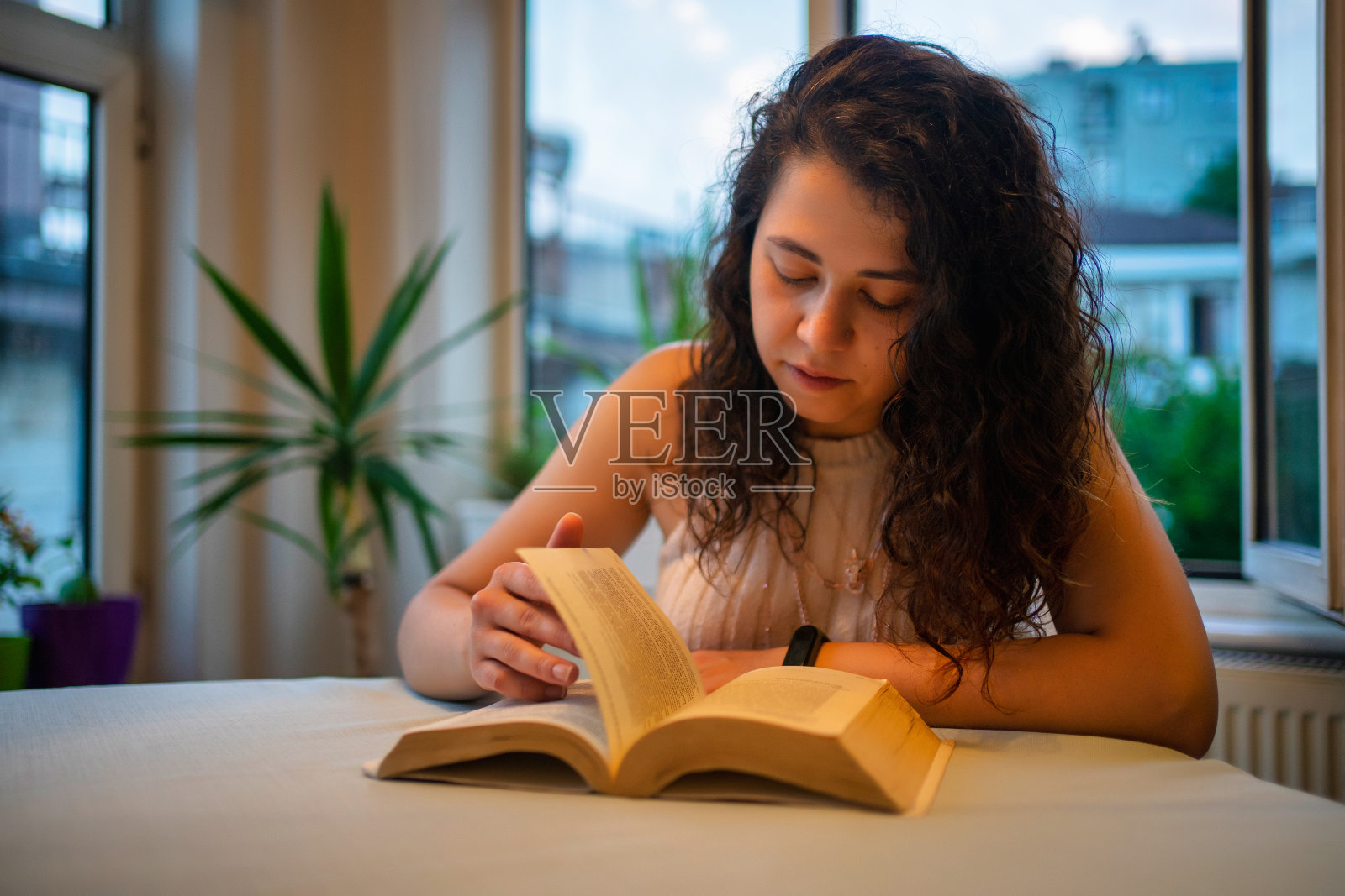女人读的书照片摄影图片