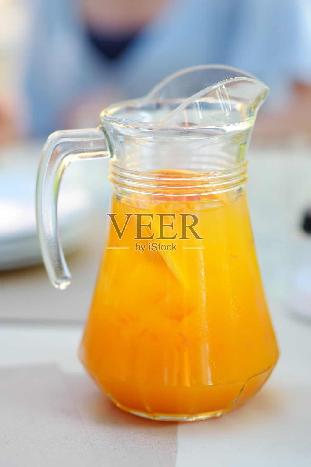夏天，户外咖啡馆的桌上放着一壶新鲜的柠檬水。冷饮。照片摄影图片