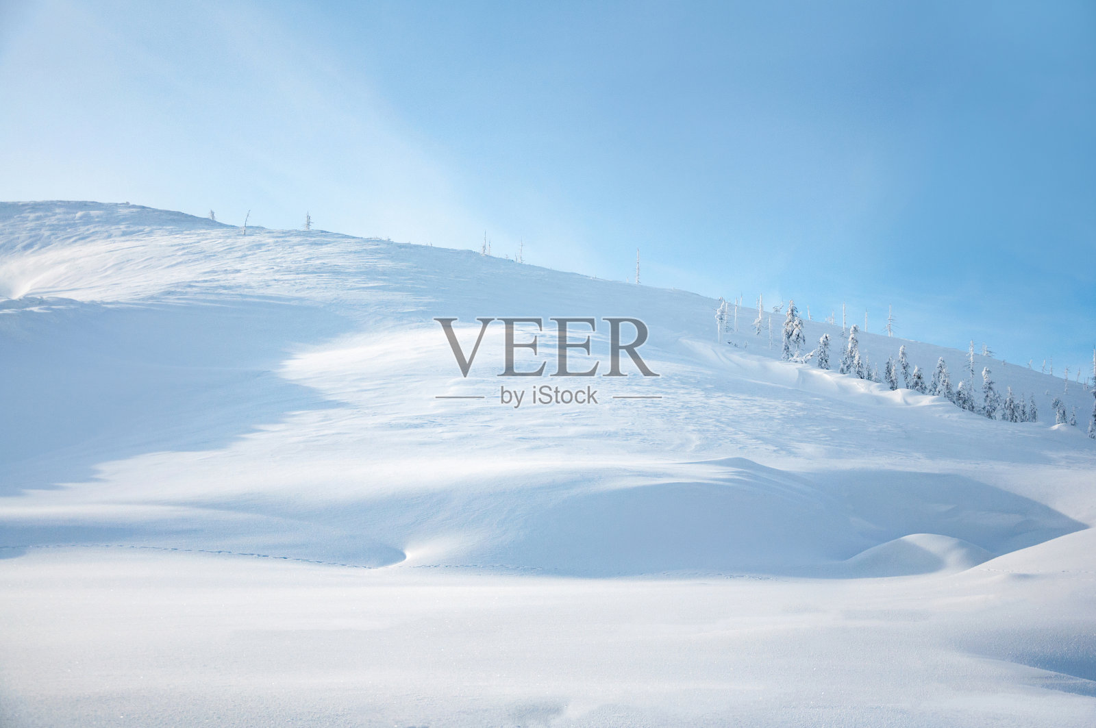 科利马公路(白骨之路)上白色斜坡的冬季风景照片摄影图片