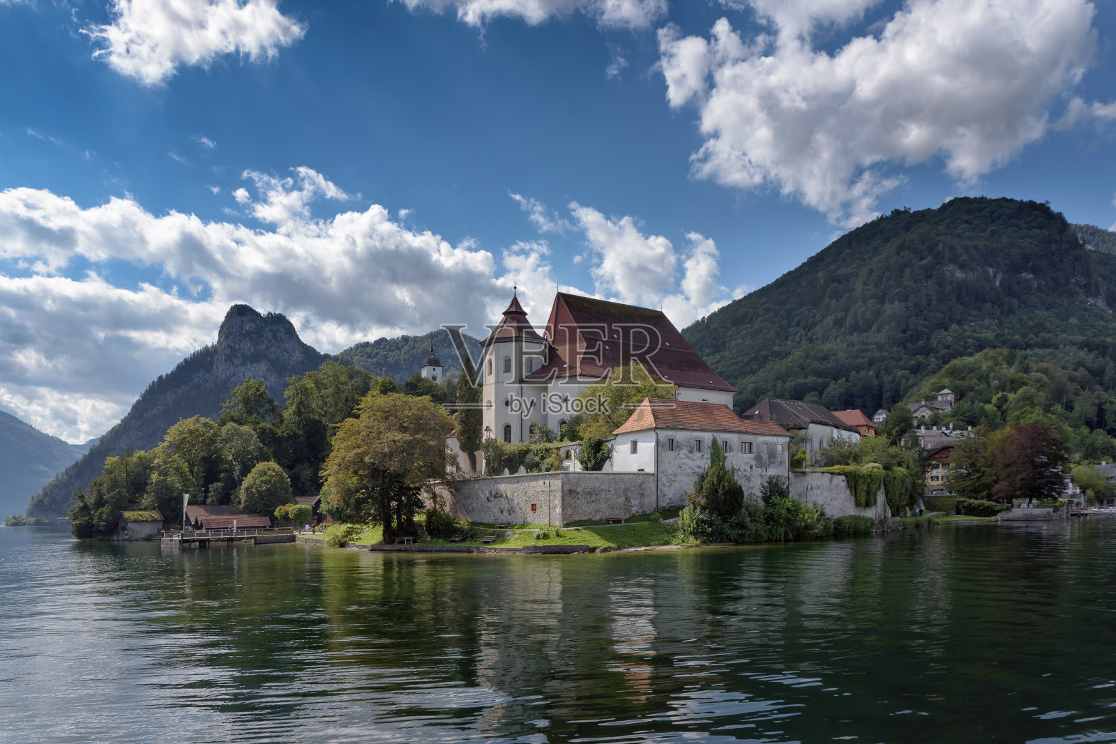 从特朗西湖到教区教堂和特朗基兴前修道院的标志性景观，背景是阿尔卑斯山，萨尔兹卡默古特，上奥地利，欧洲照片摄影图片