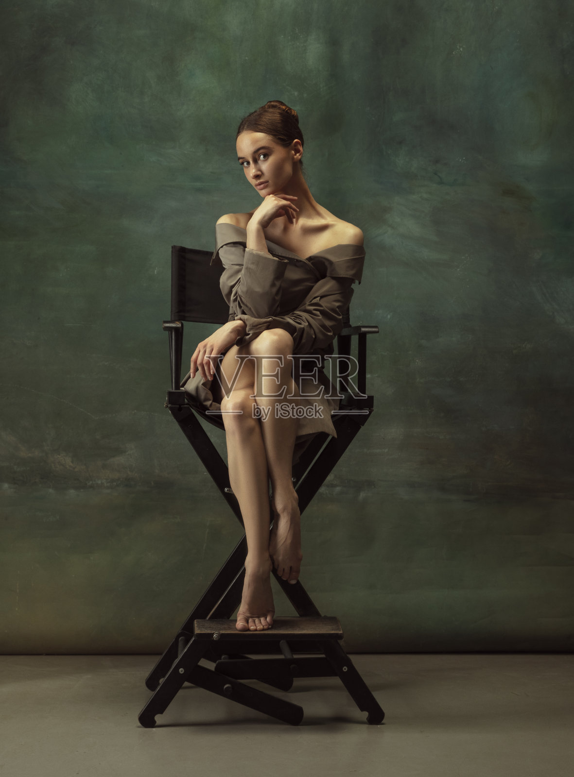 年轻优雅温柔的芭蕾舞女演员在黑暗的工作室背景照片摄影图片