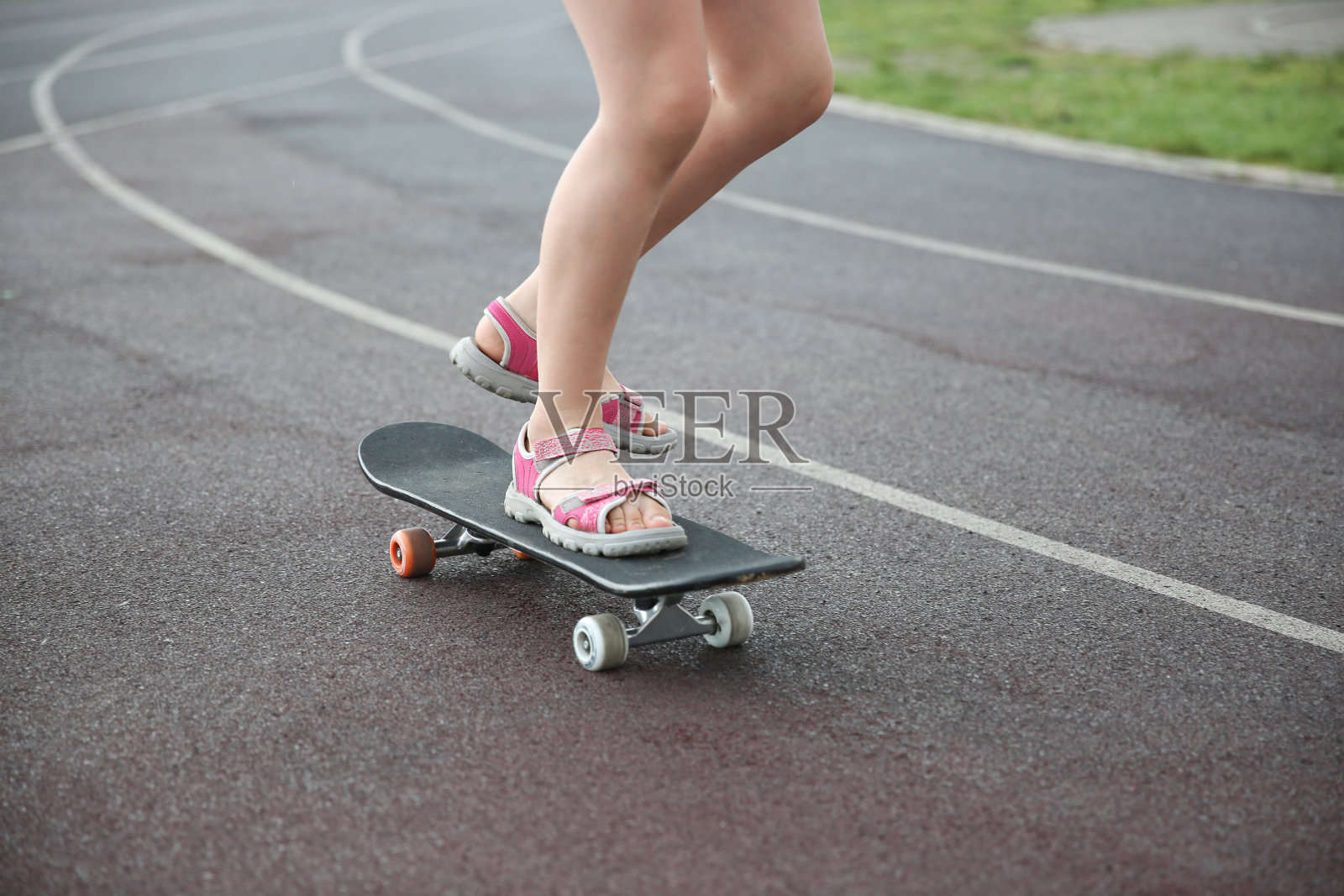 时髦的小女孩在跑道上玩滑板照片摄影图片